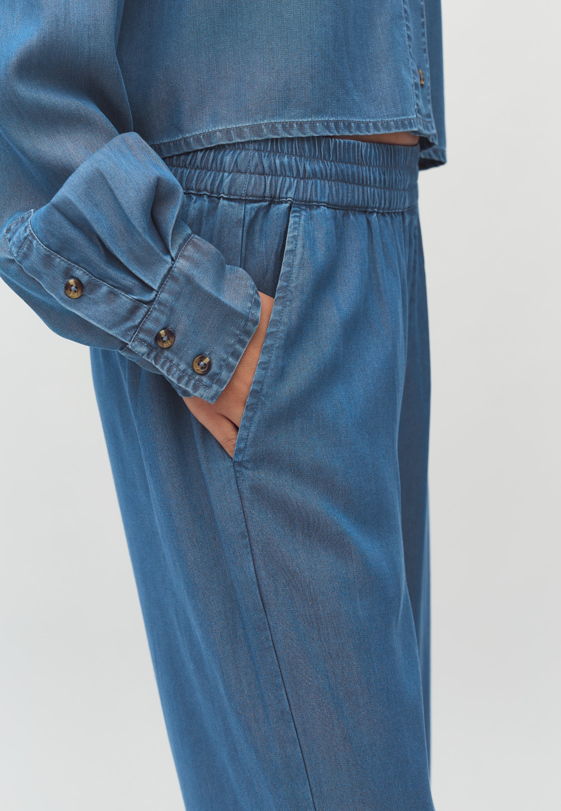 Phillipa-M_Mid Vintage Wash_Model_