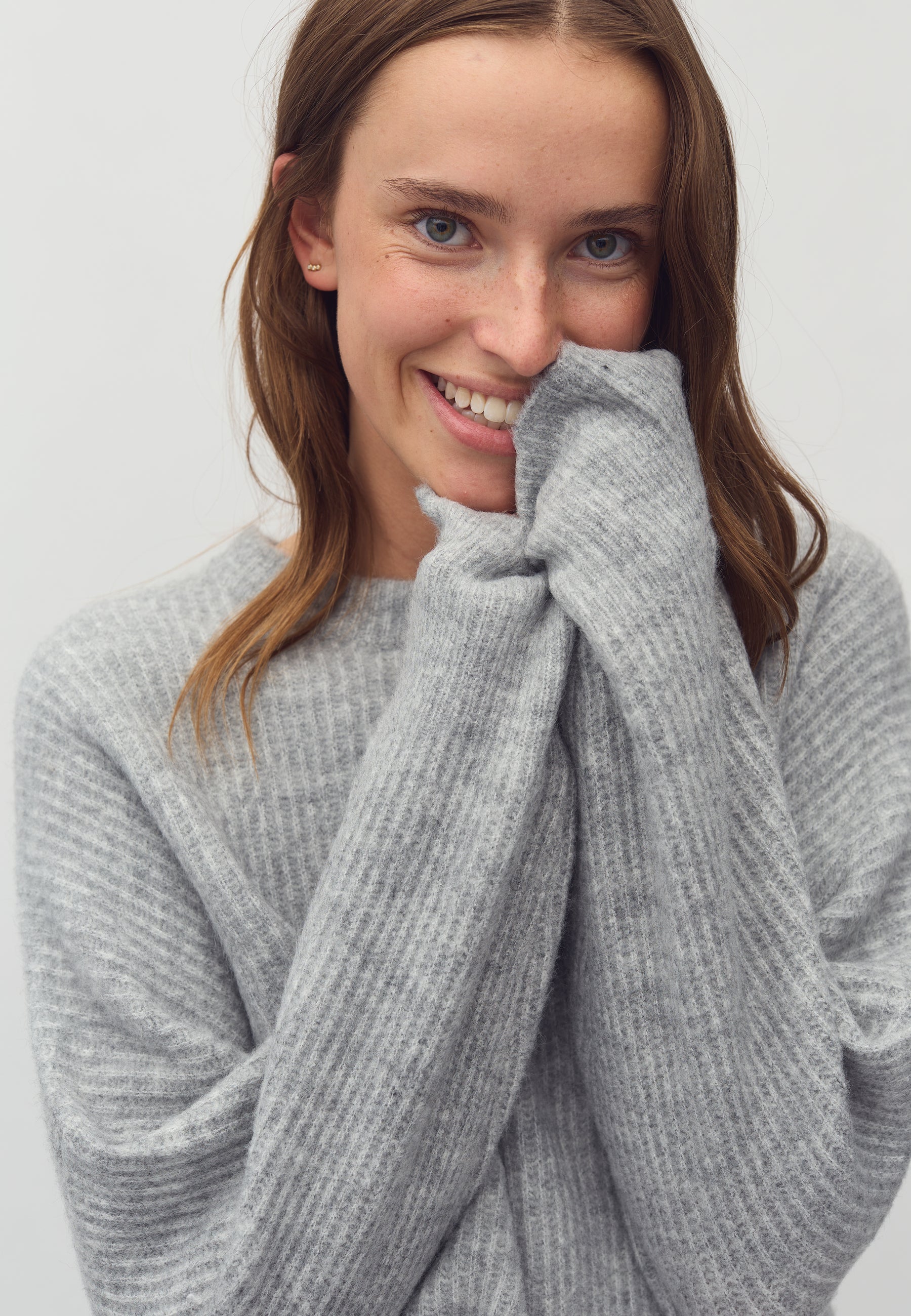 Gillian_Light Grey Melange_Model_2