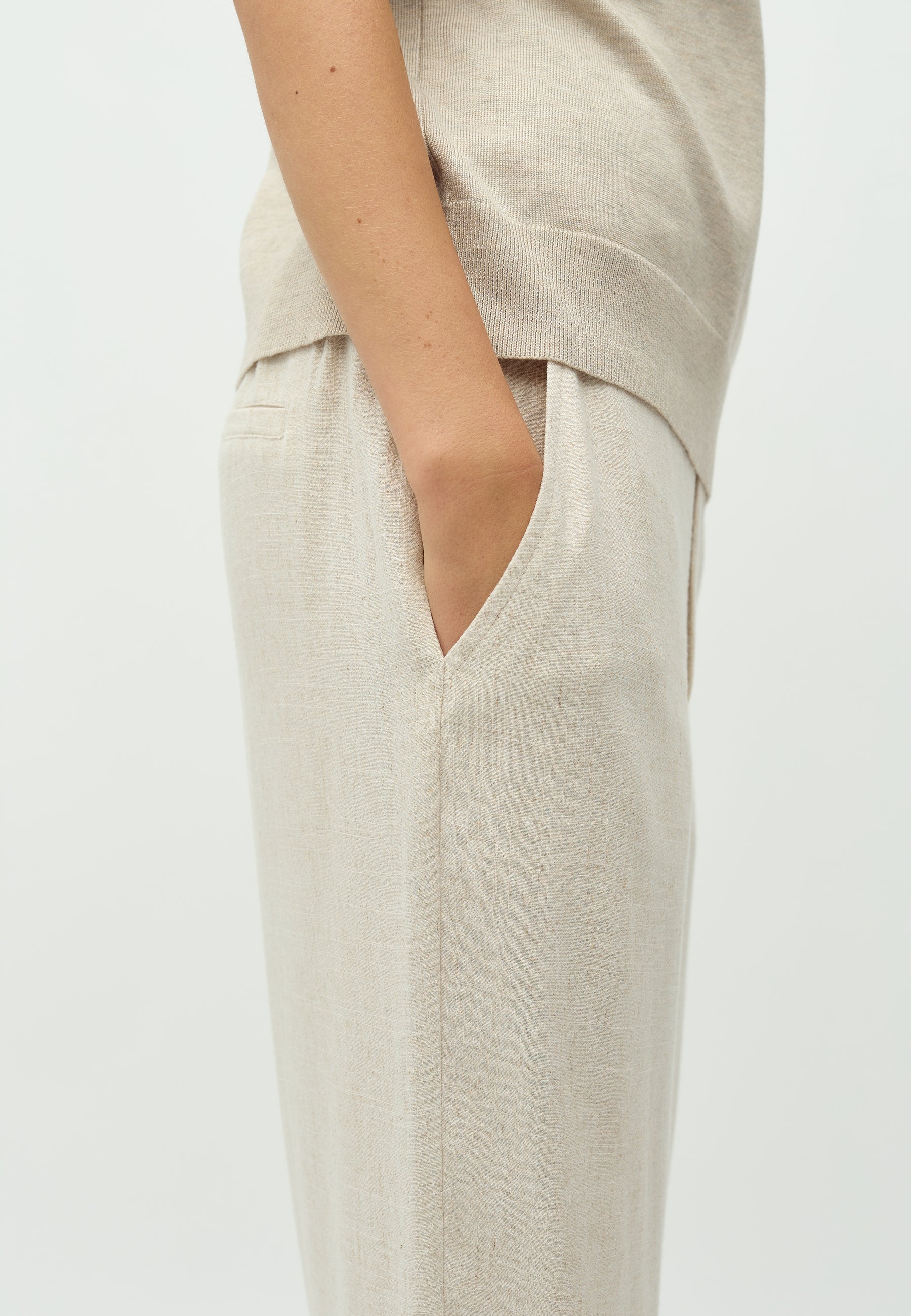 Emmett-M_Natural Beige_Model_3