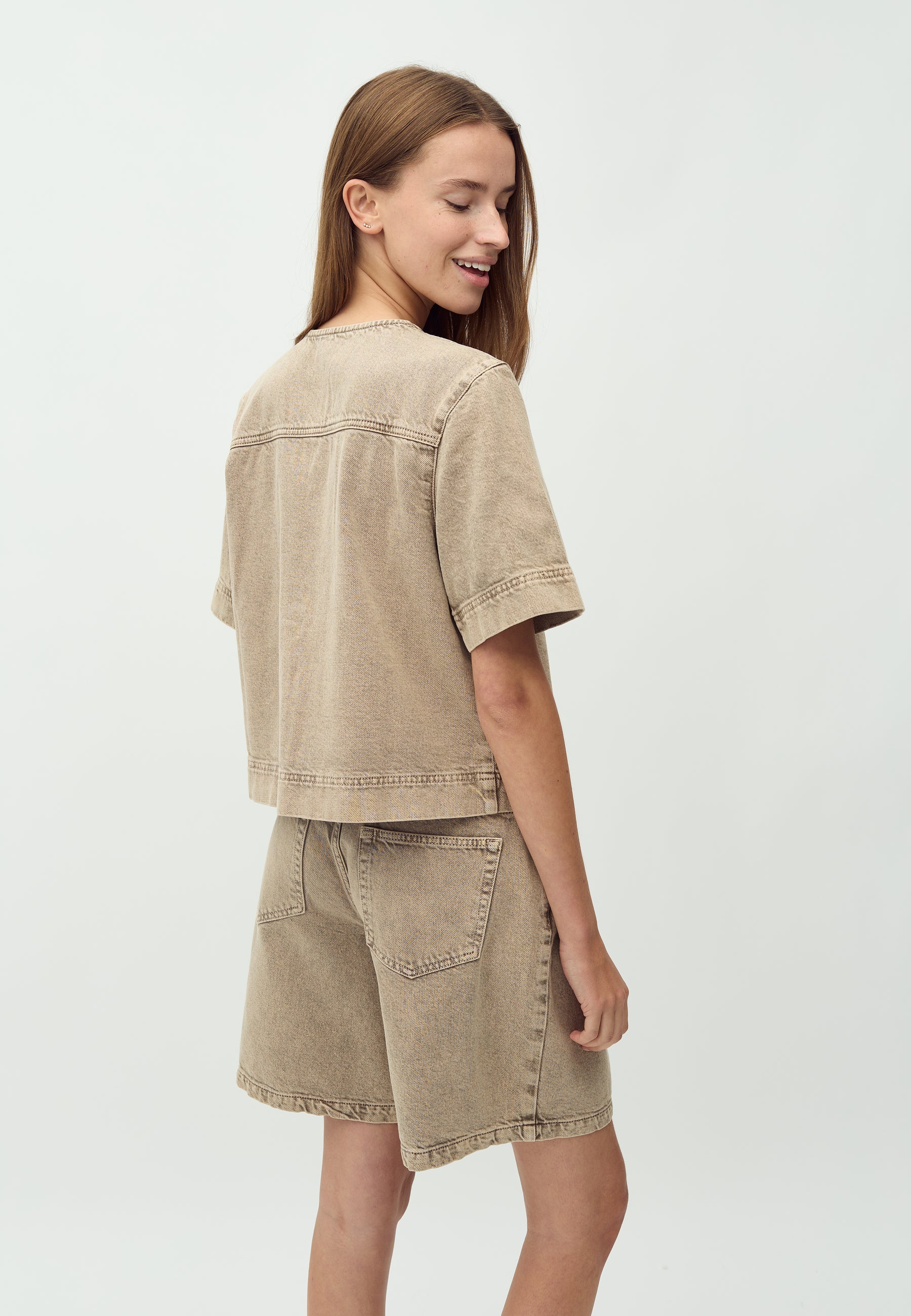 Reela-M_Beige Washed Denim_Model_2