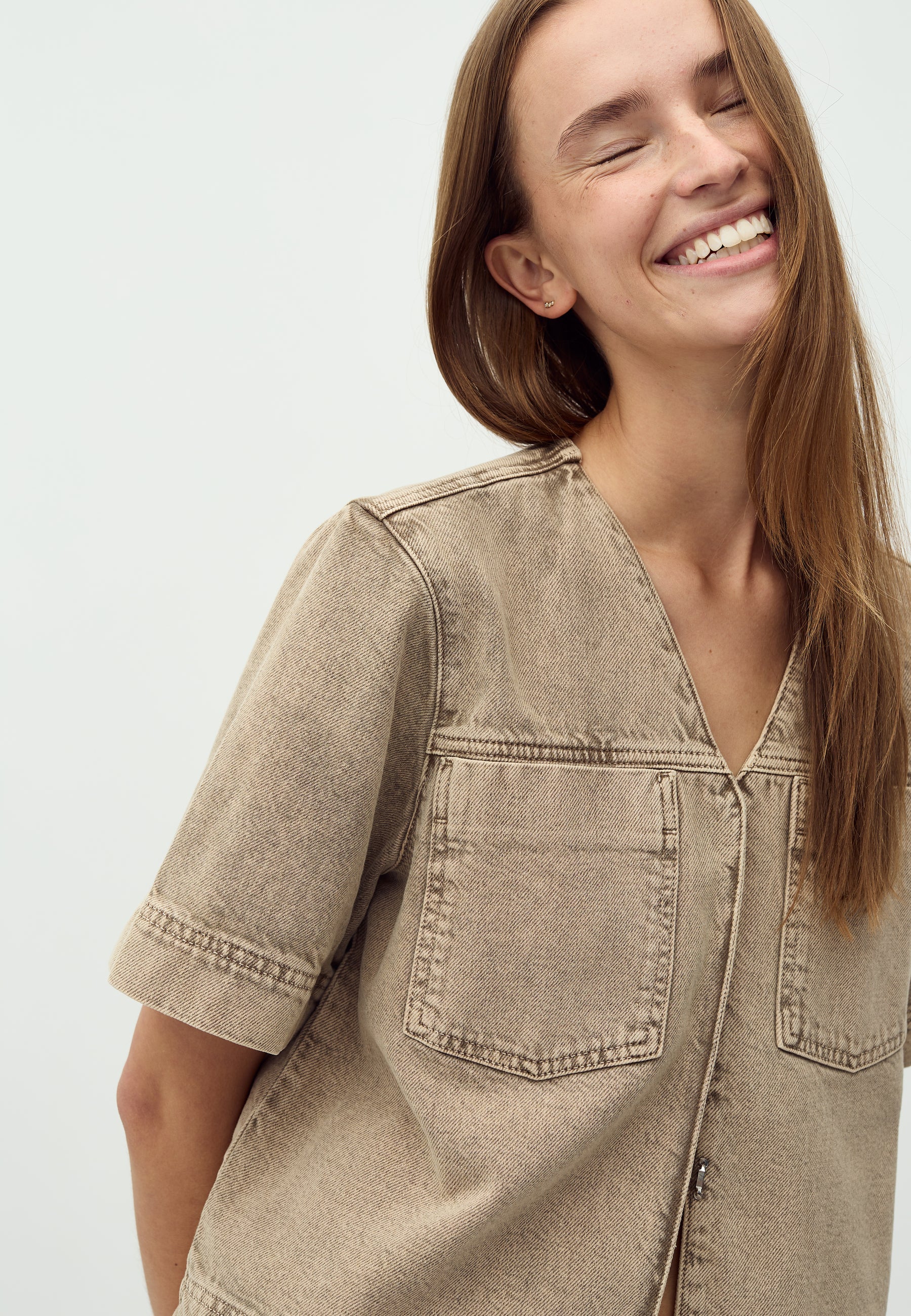 Reela-M_Beige Washed Denim_Model_3