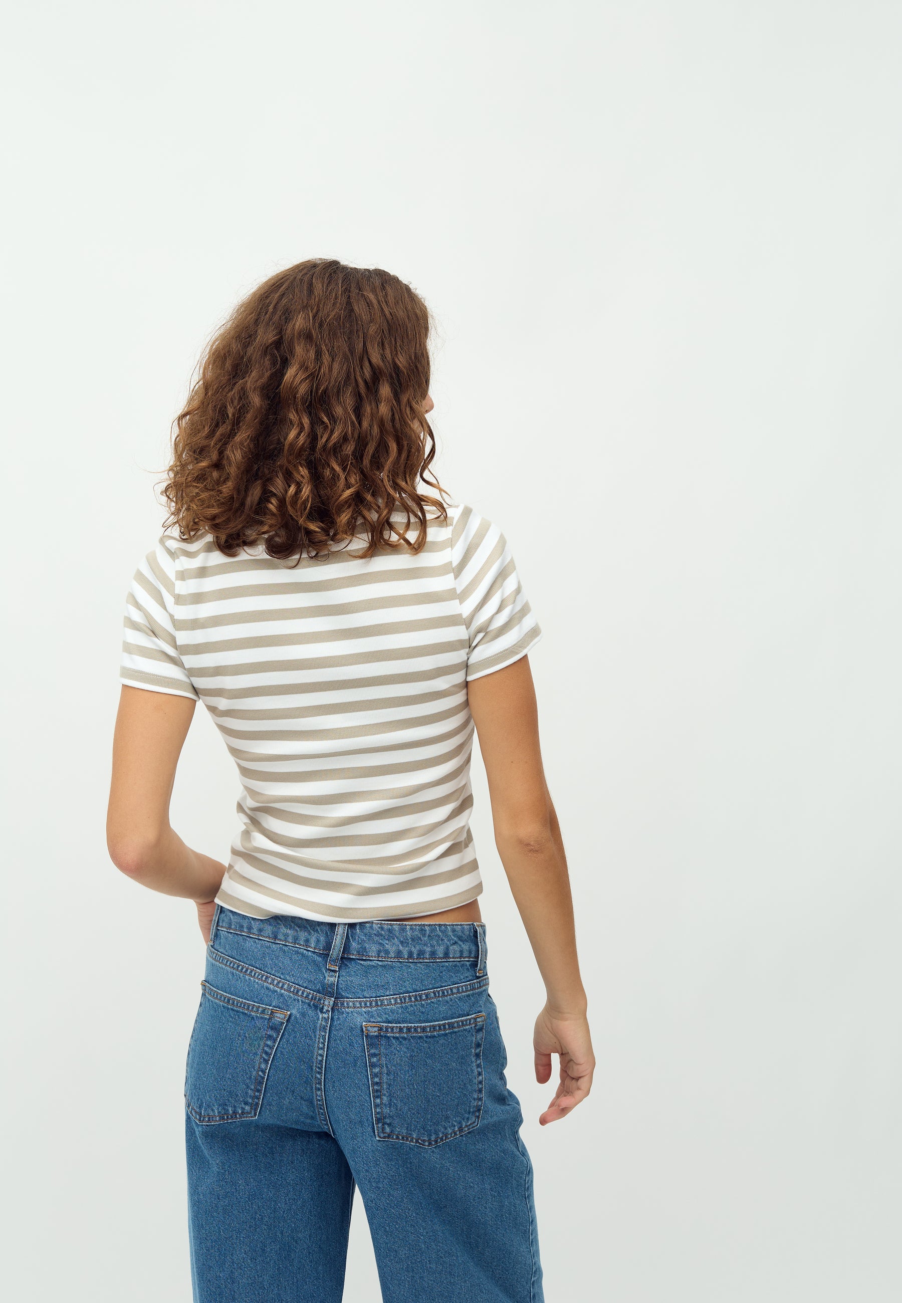 Otis-M_White Twig Stripe_Model_1