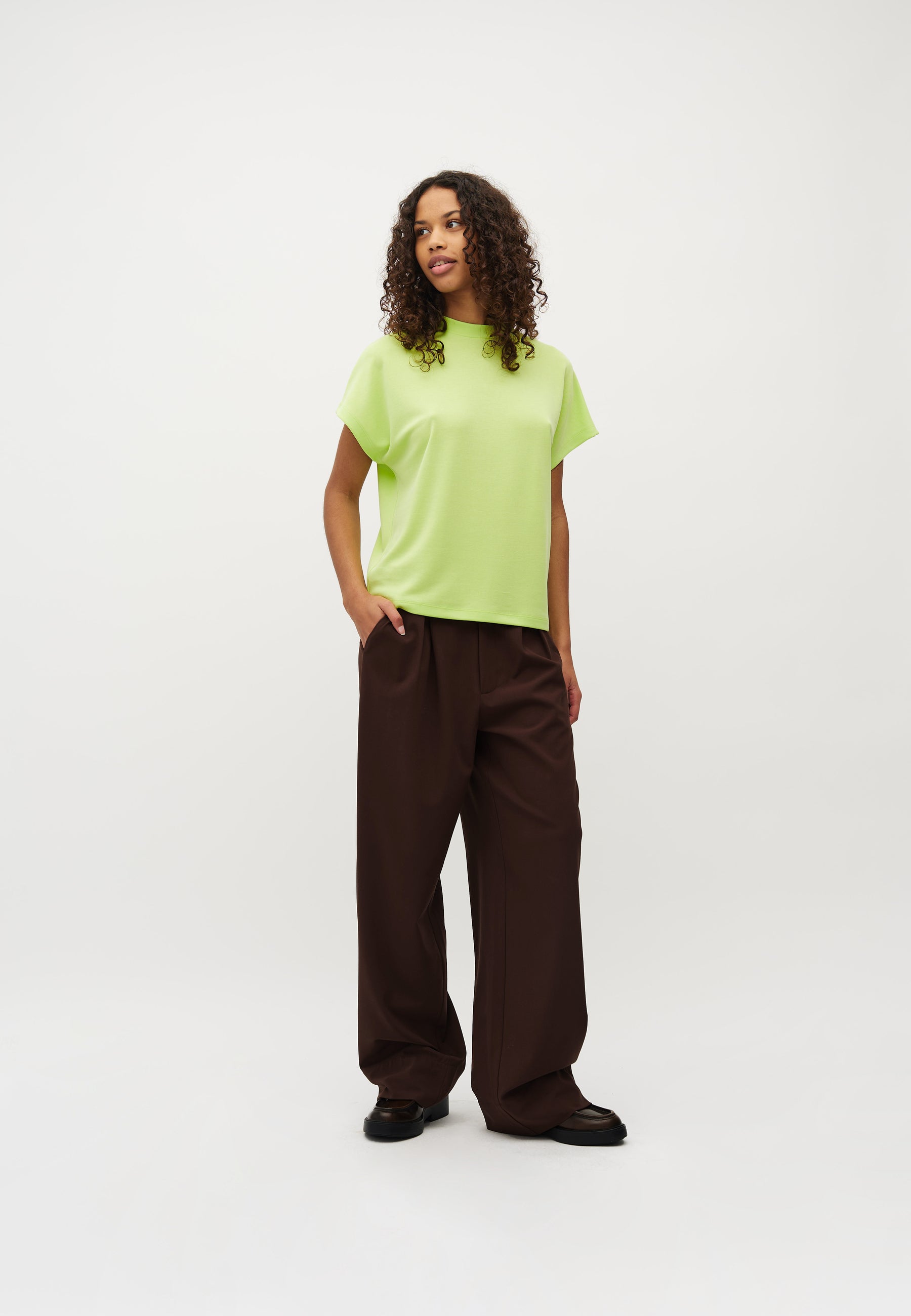 Linea Short-M_Sunny Lime_Model_3
