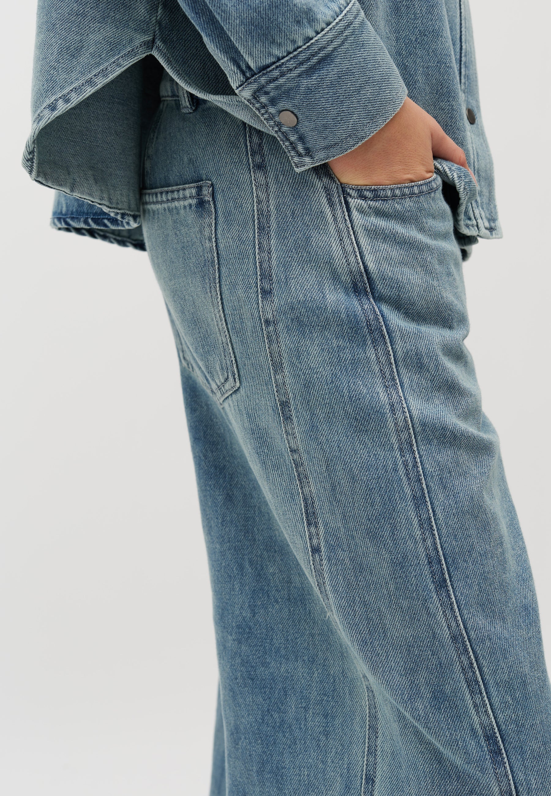 Katyn-M_Blue Soft Wash_Model_3