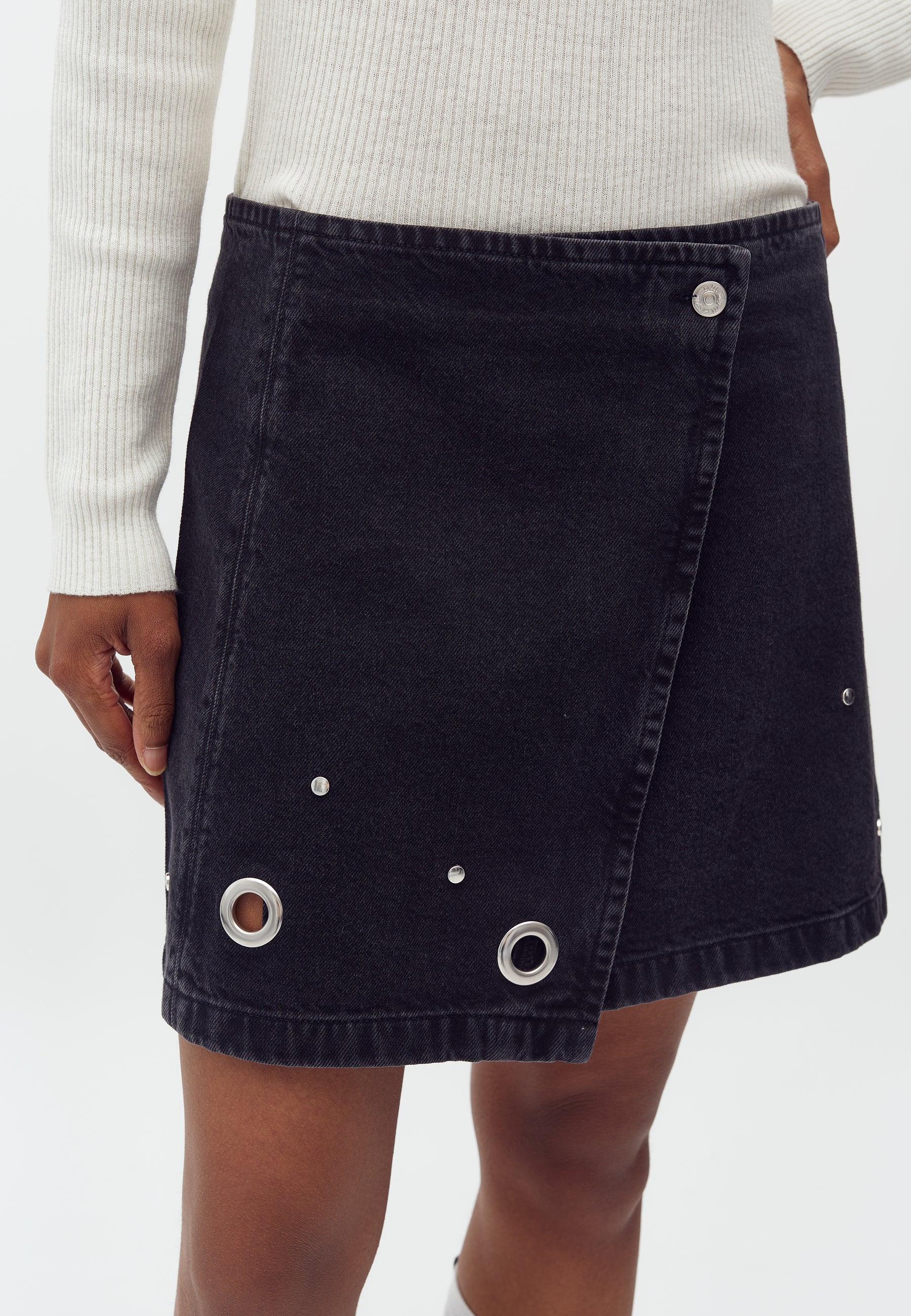 Keyana-M_Black Midnight Wash_Model_2