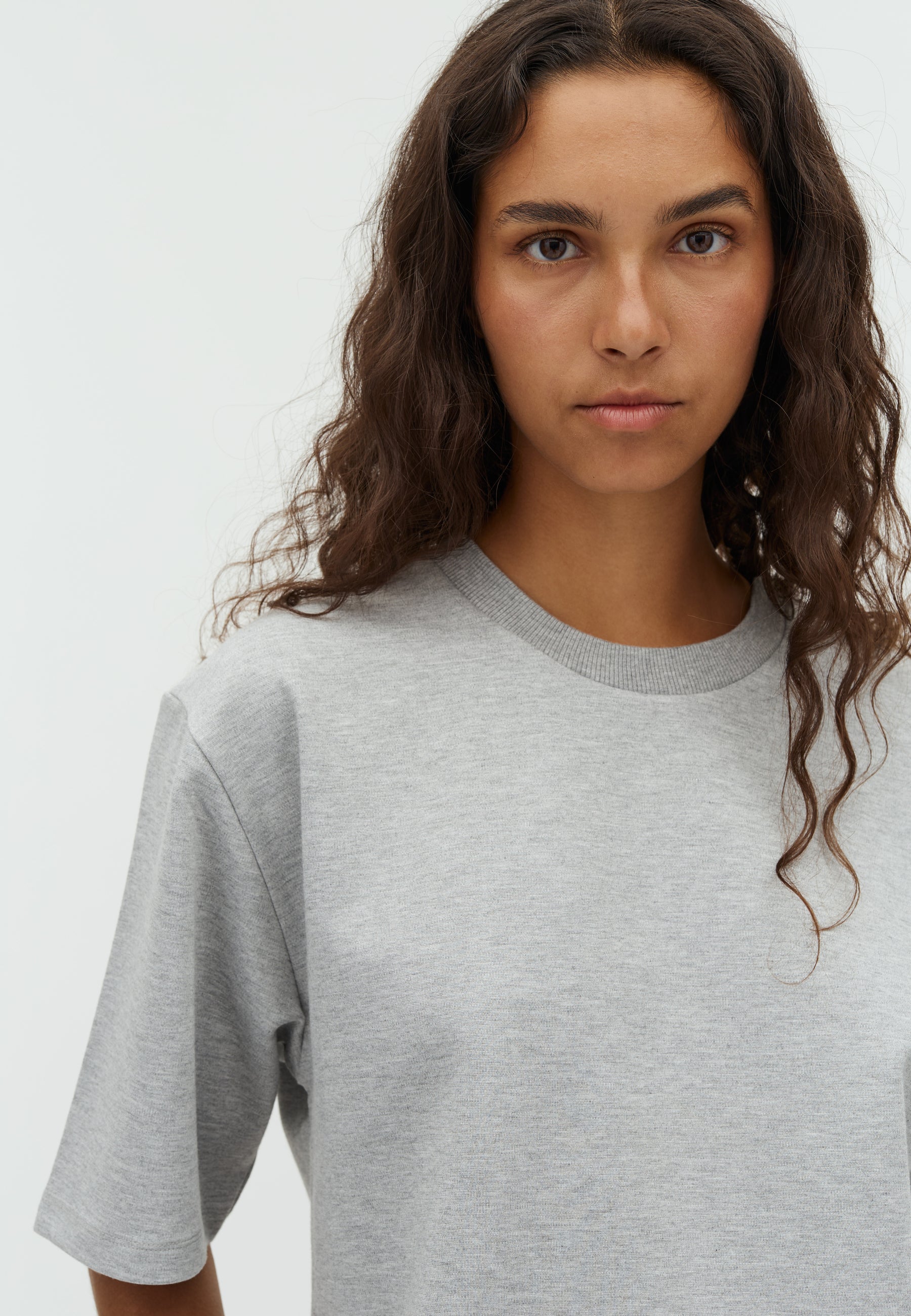 Emrys-M_Light Grey Melange_Model_1