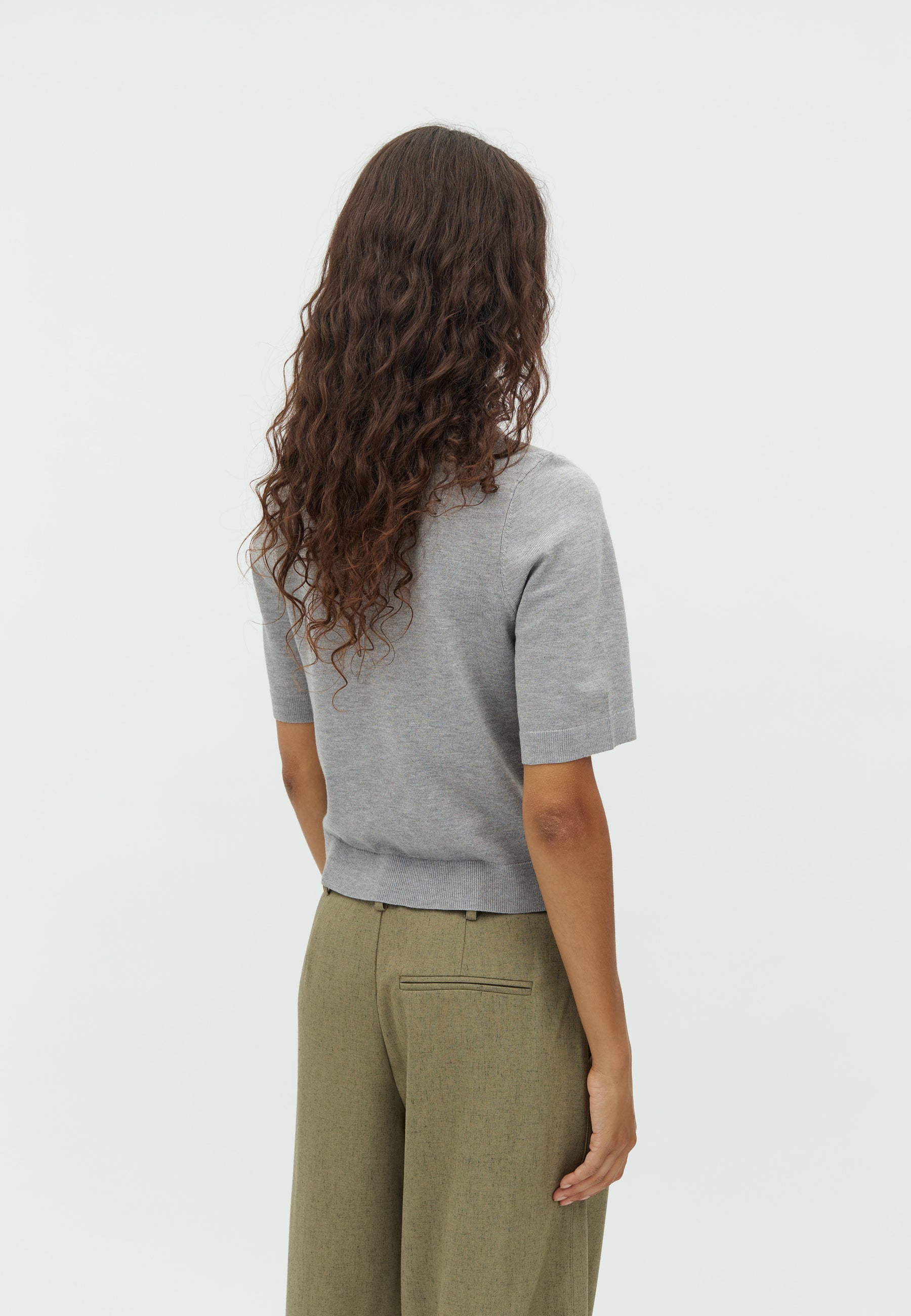 Carla-M_Light Grey Melange_Model_2