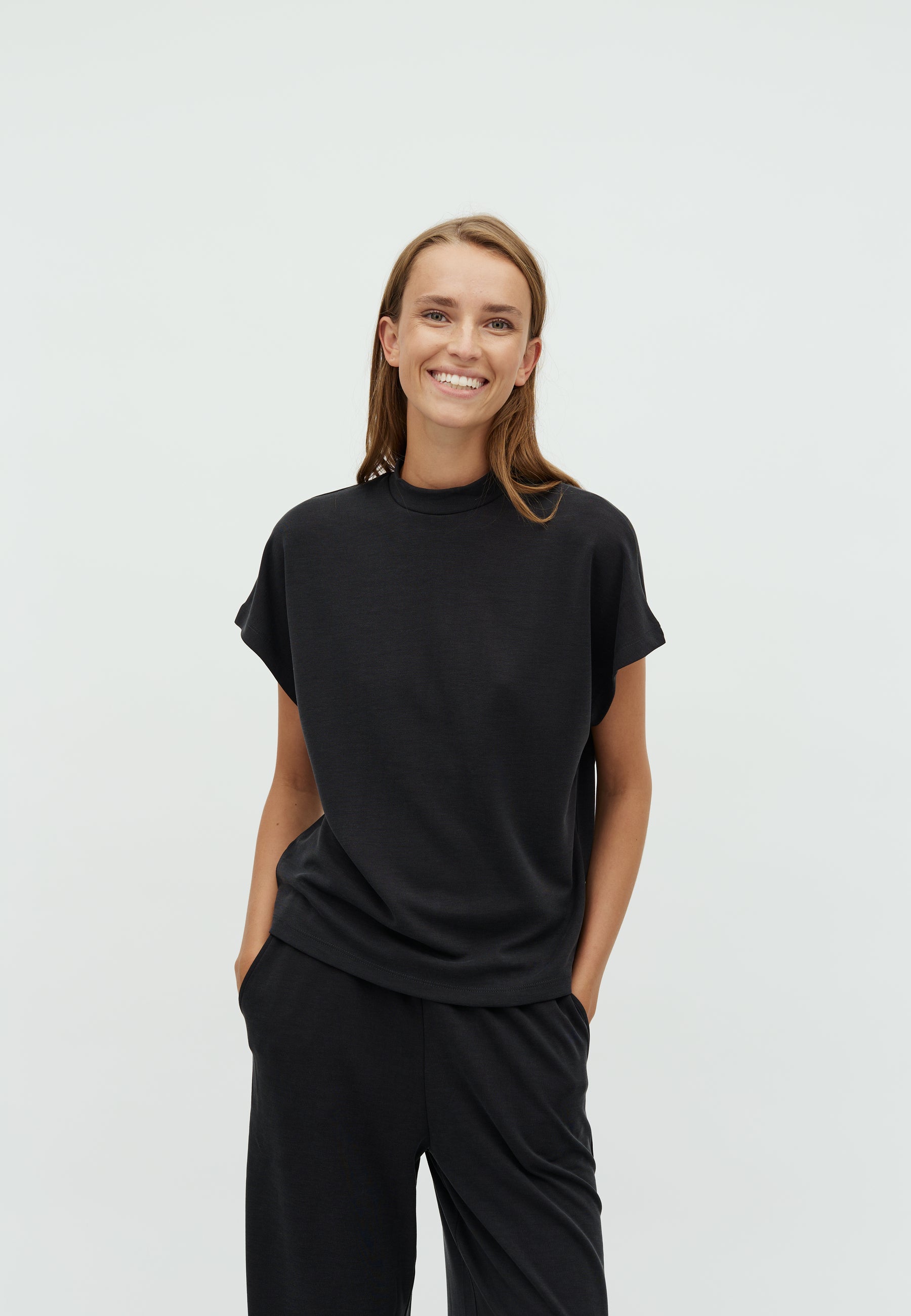 Linea Short-M_Black_Model_0