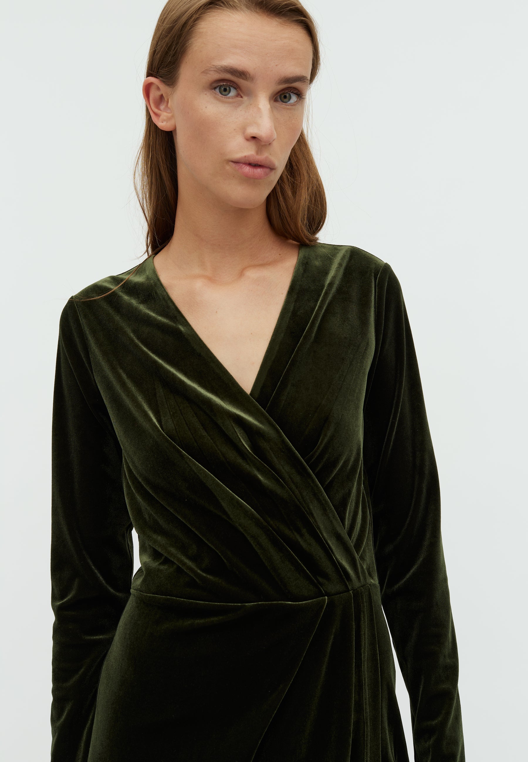 Madena_Pine Green_Model_1