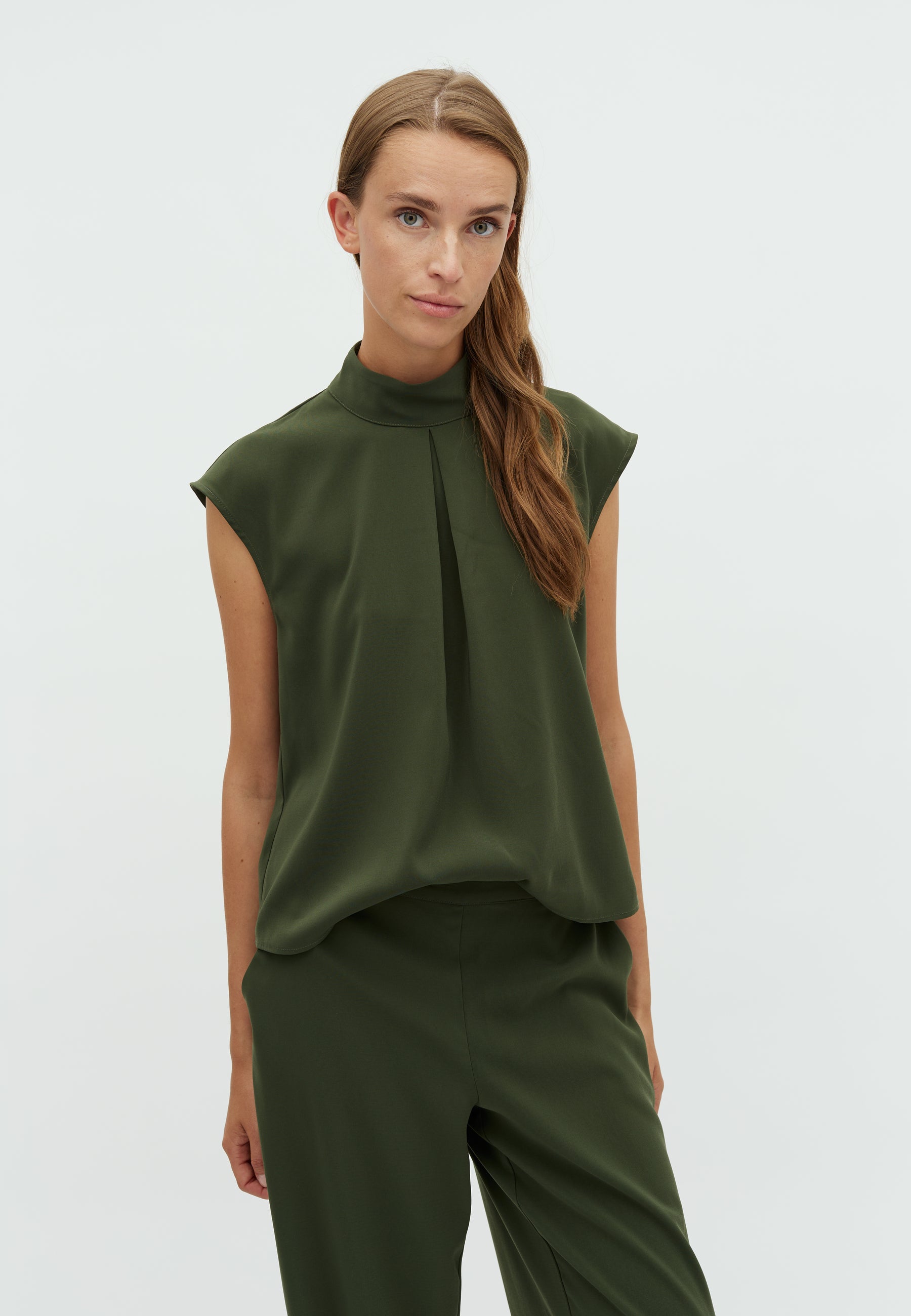 Maaja-M_Pine Green_Model_1