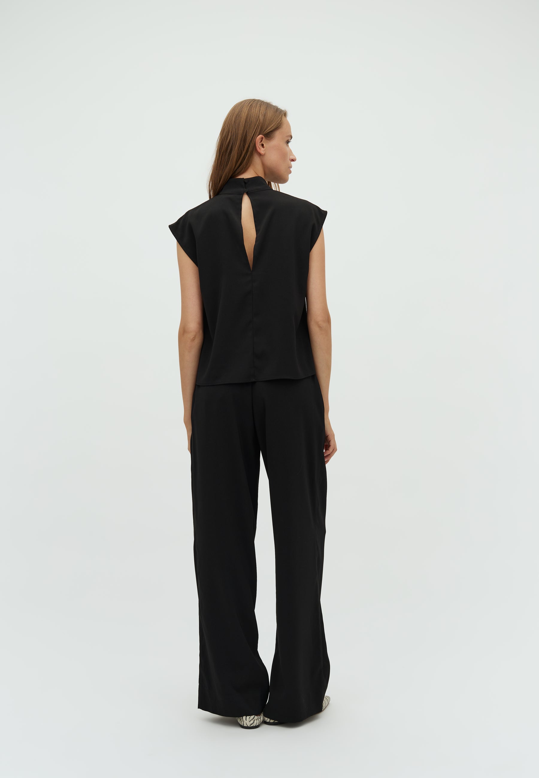 Maaja-M_Black_Model_2