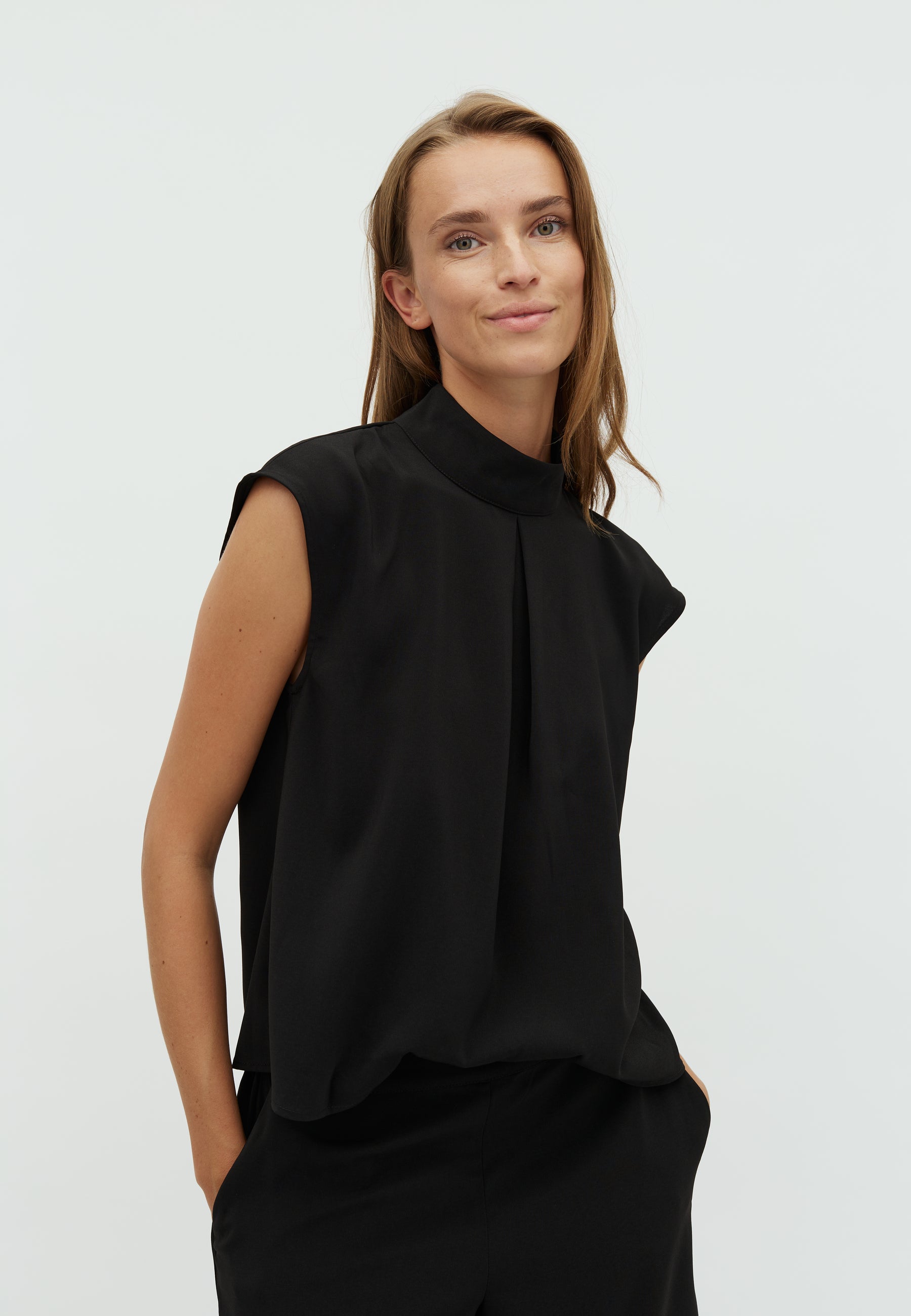 Maaja-M_Black_Model_1