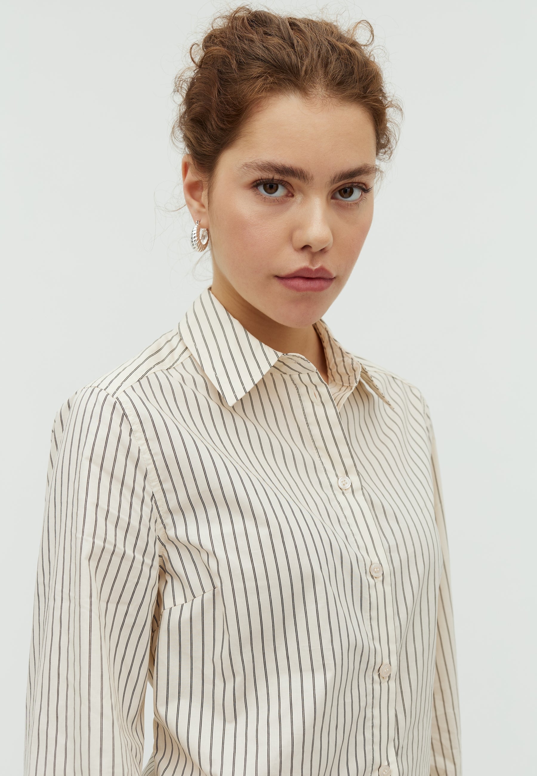 Kaloni-M_Cremé Black Stripe_Model_1
