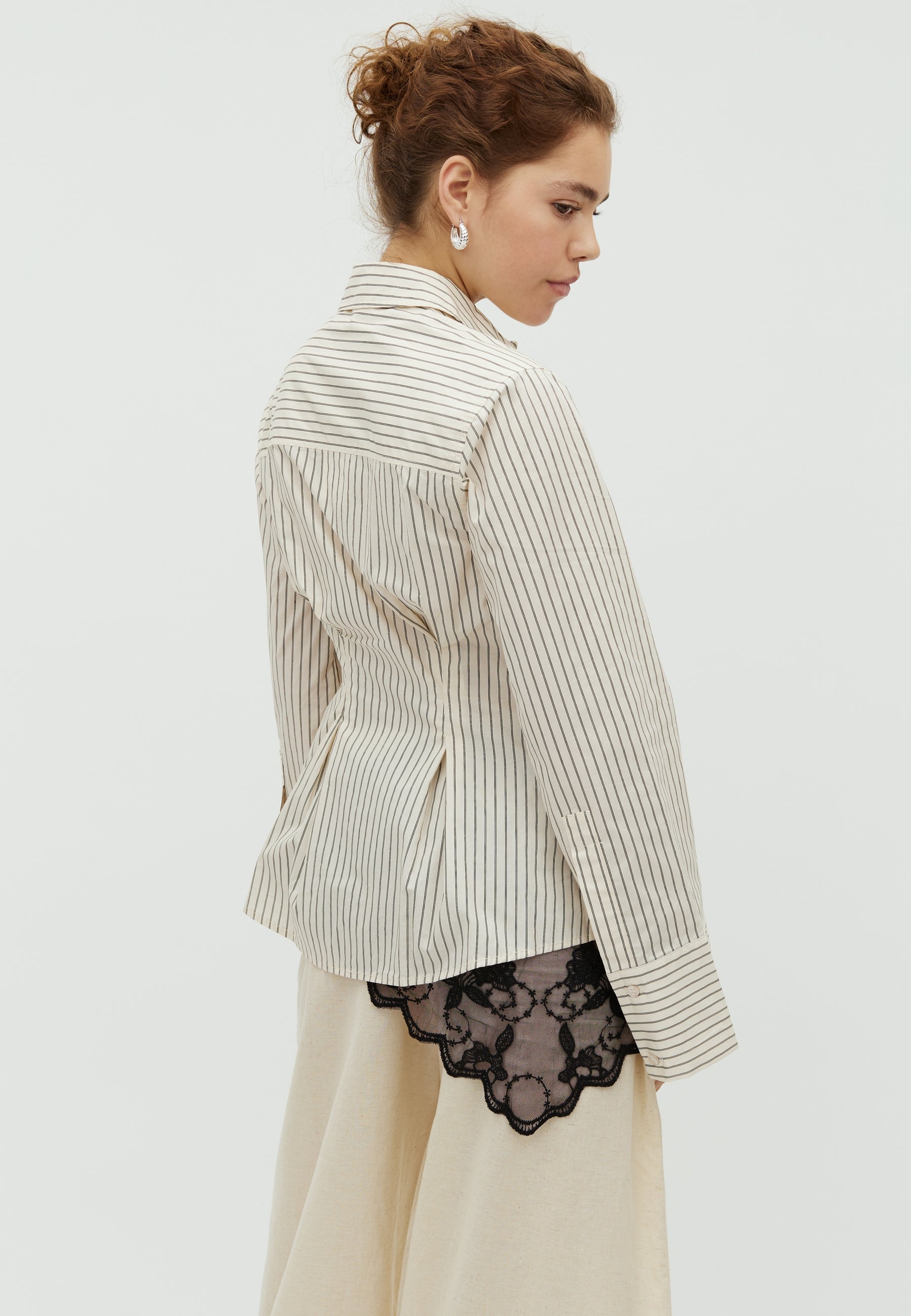 Kaloni-M_Cremé Black Stripe_Model_2