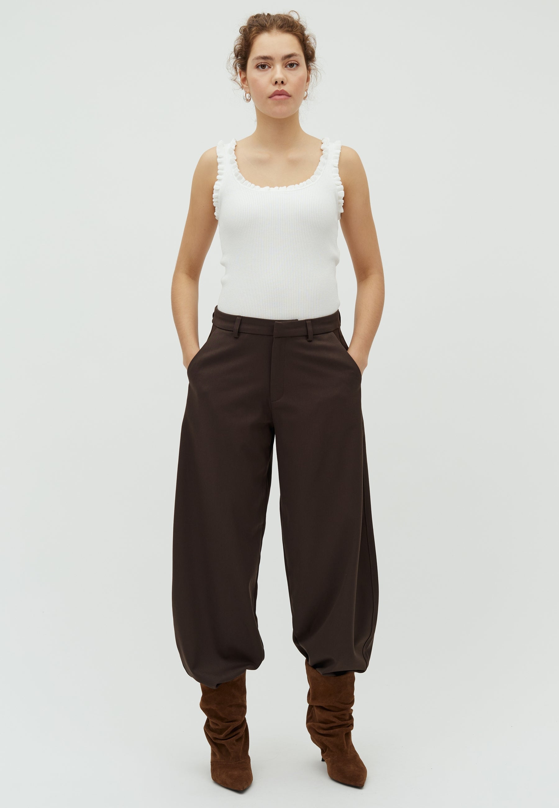 Silira-M_Coffee Brown_Model_0