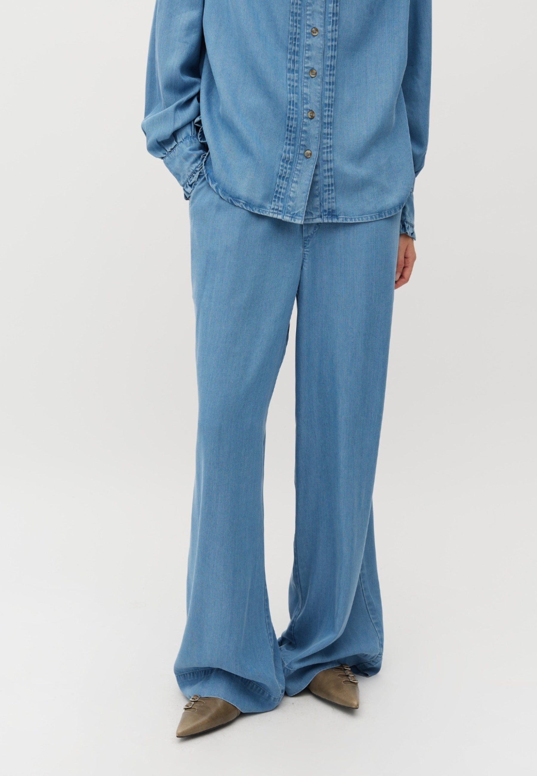Asaka-M_Blue Soft Wash_Model_1