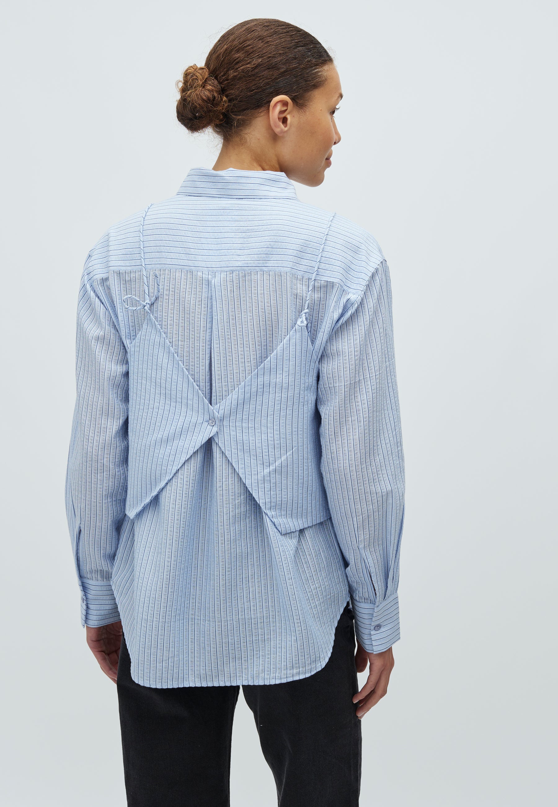 Aulora-M_Light Blue White Stripe_Model_1