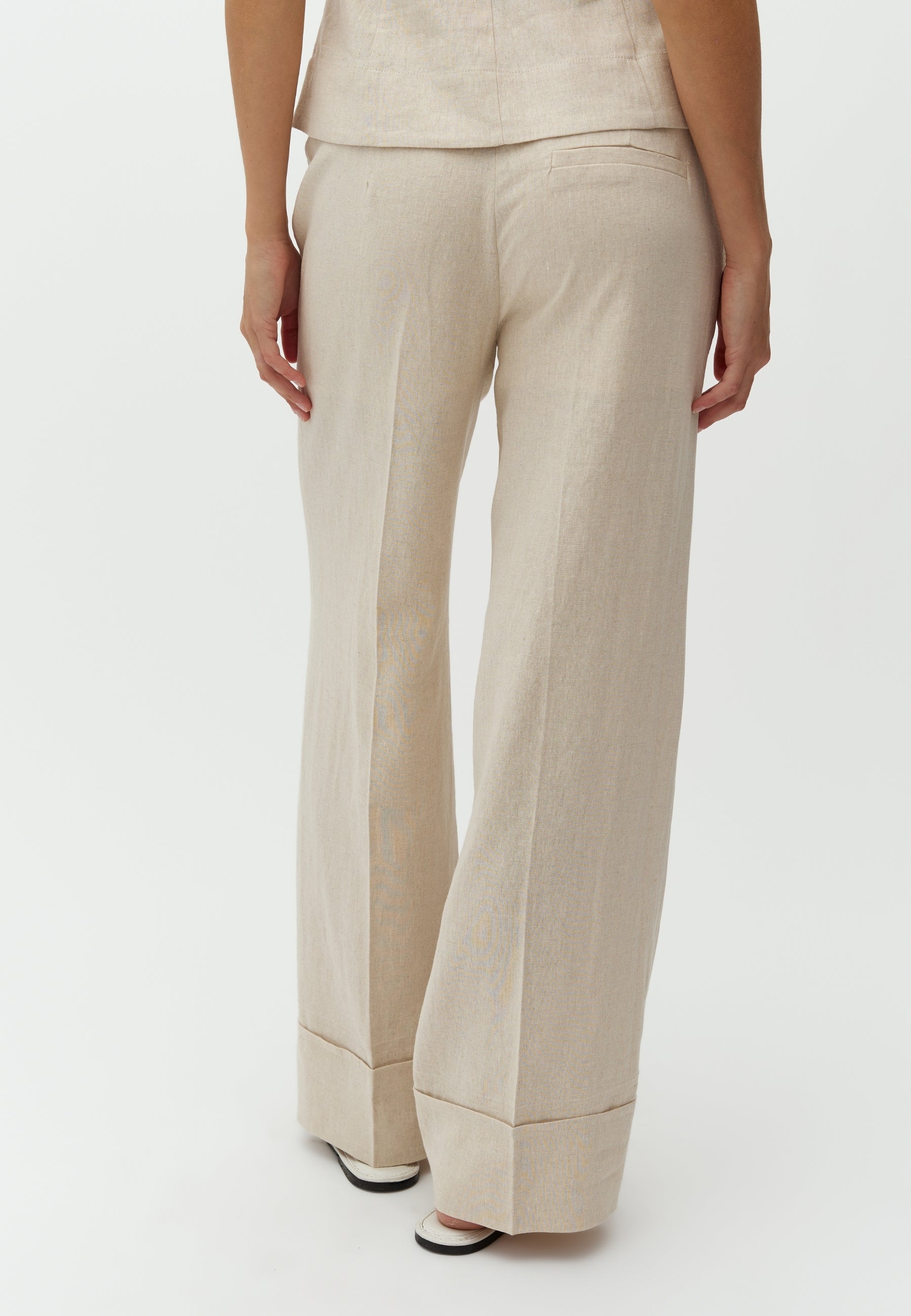 Ottavie-M_Natural Linen_Model_5