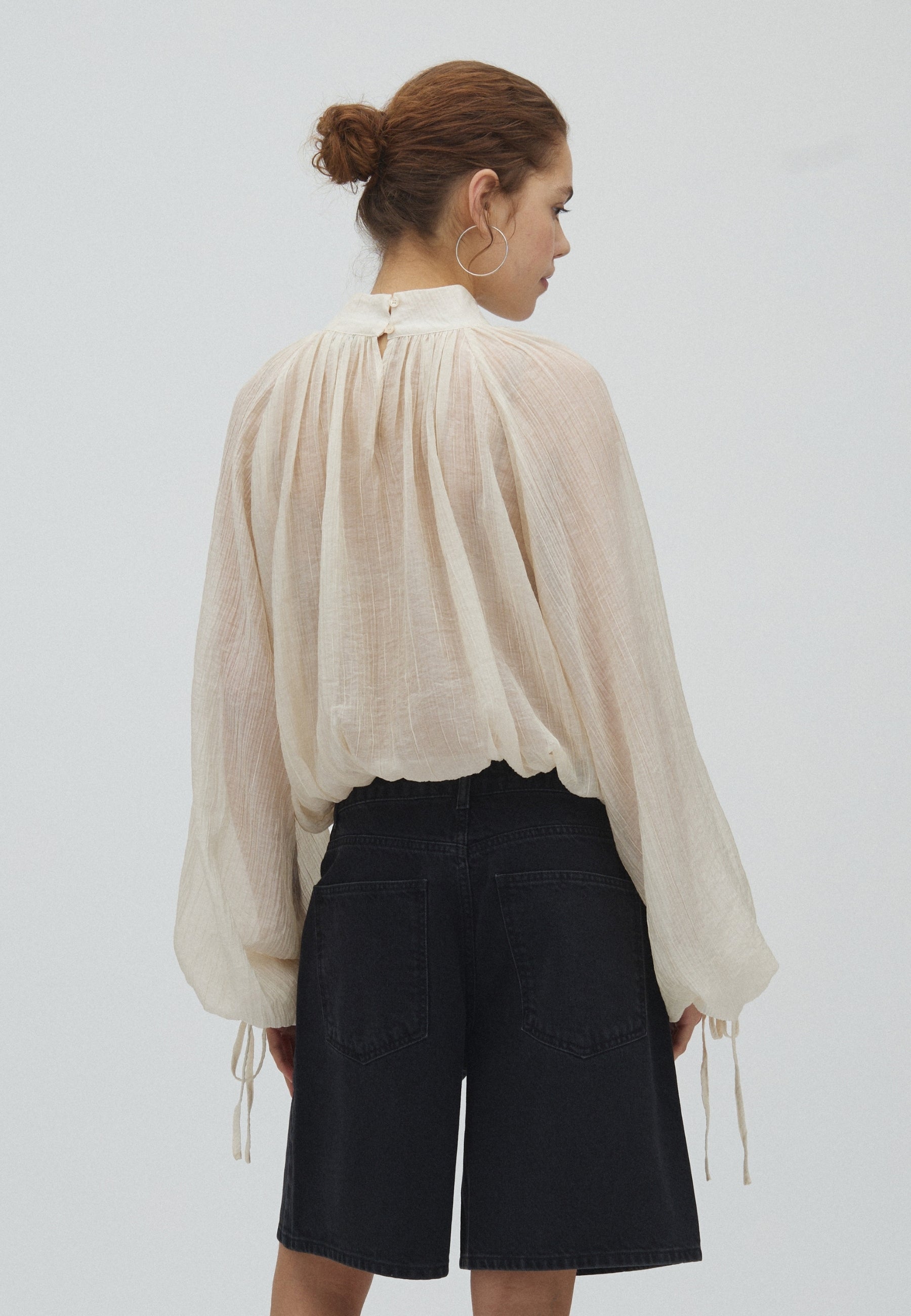 Menila-M_Pale Creme_Model_2