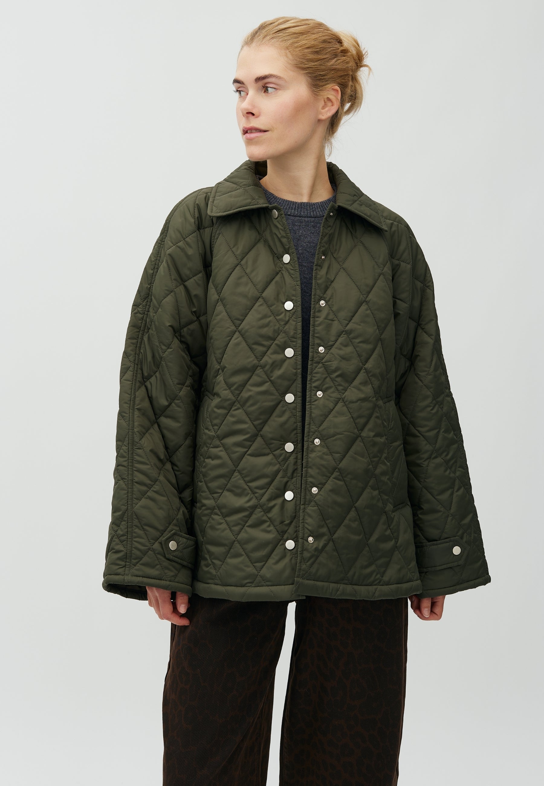 Elcina-M_Warm Olive_Model_1