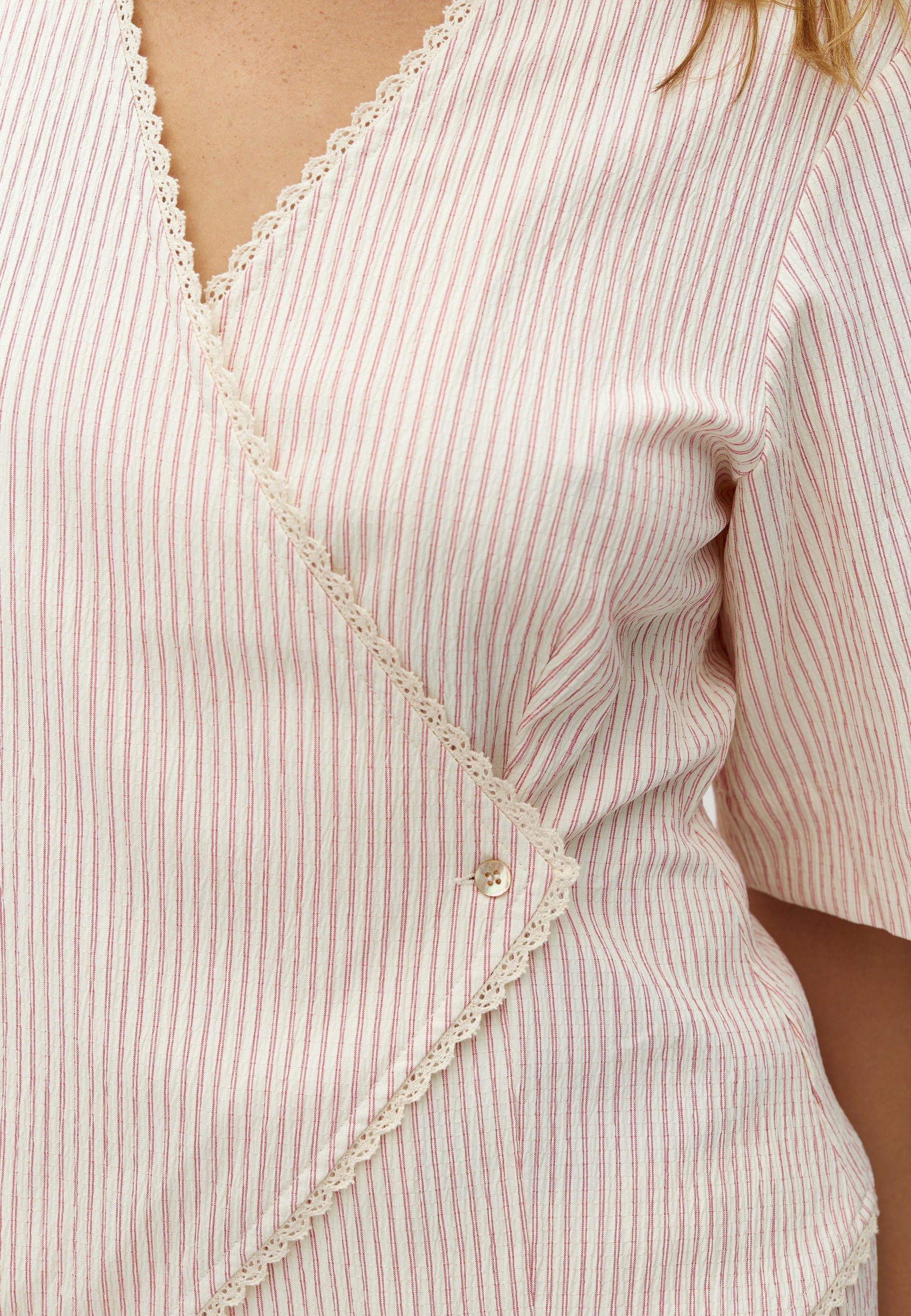 Felicca-M_Alita Red Stripe_Model_1