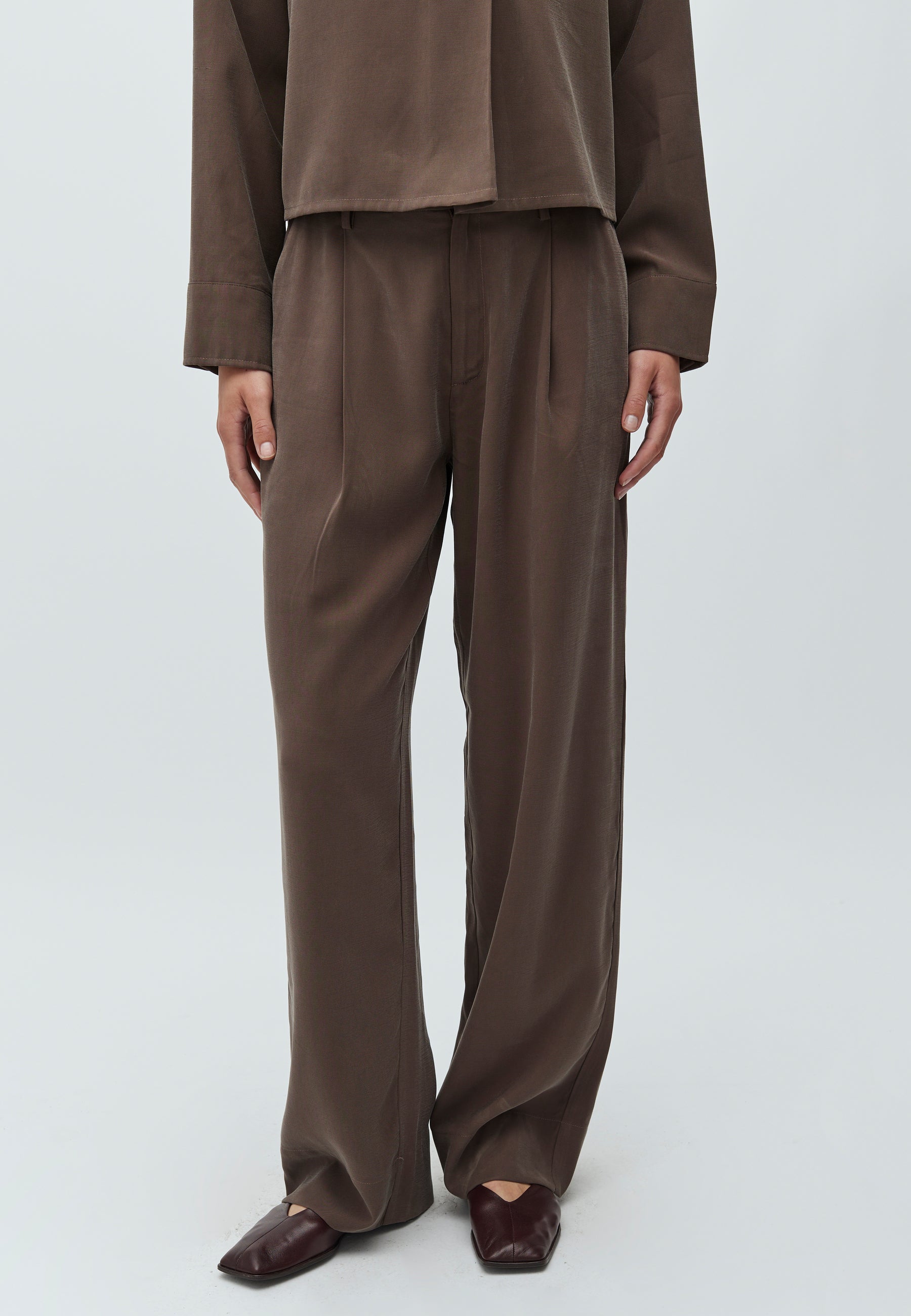 Daniello-M_Chocolate Brown_Model_1