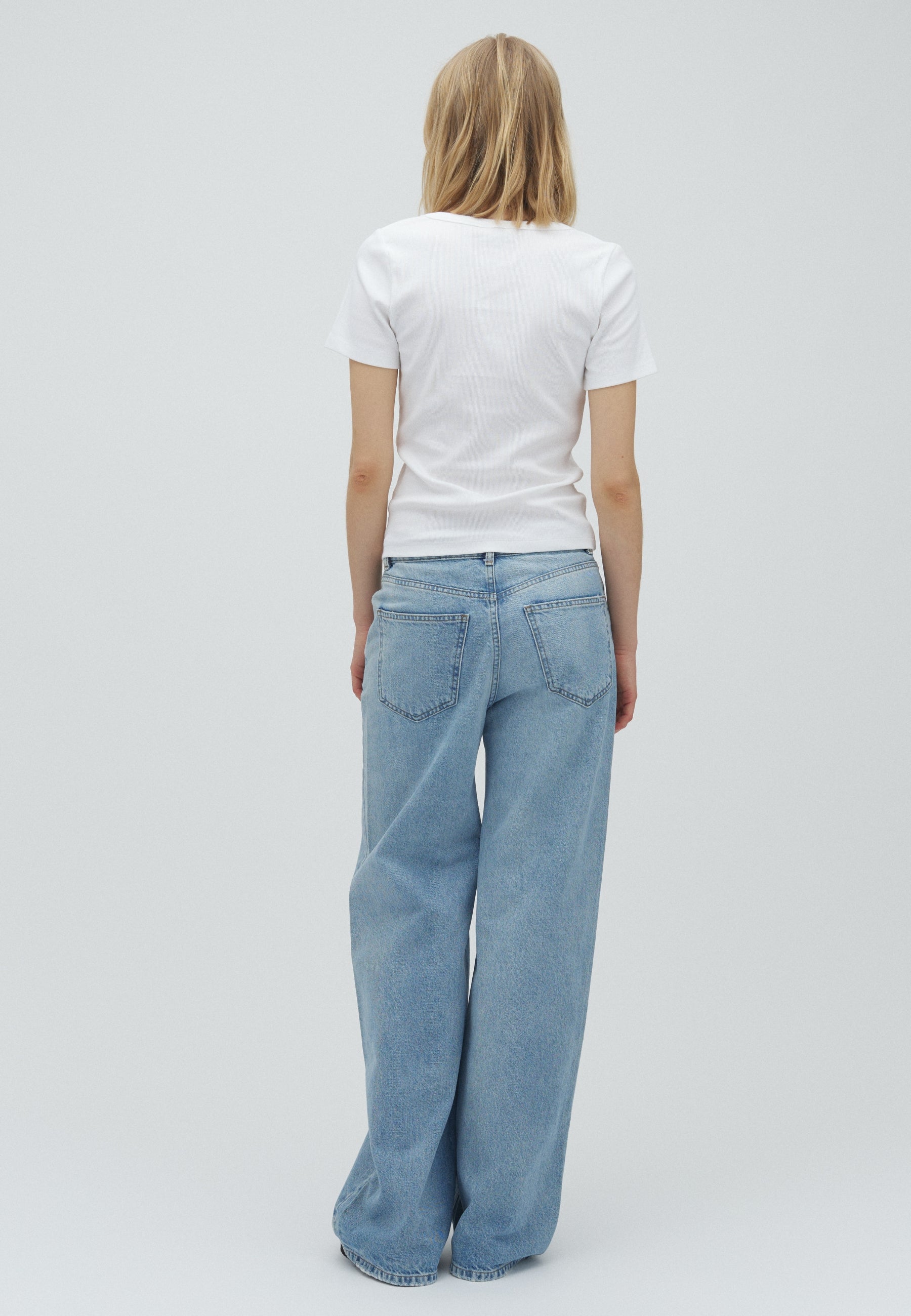 Bellmer-M_Light Blue Brushing_Model_2