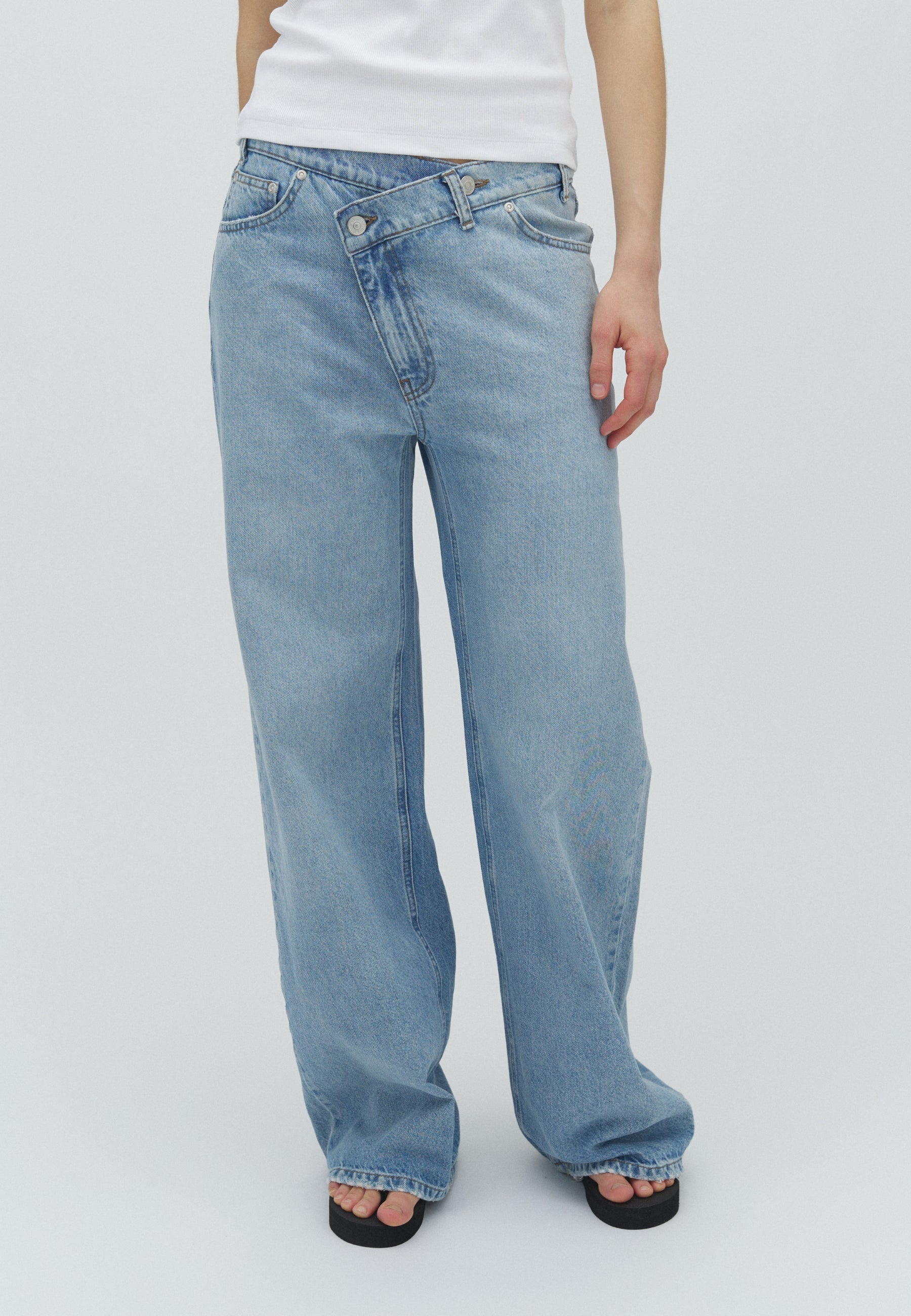 Bellmer-M_Light Blue Brushing_Model_1