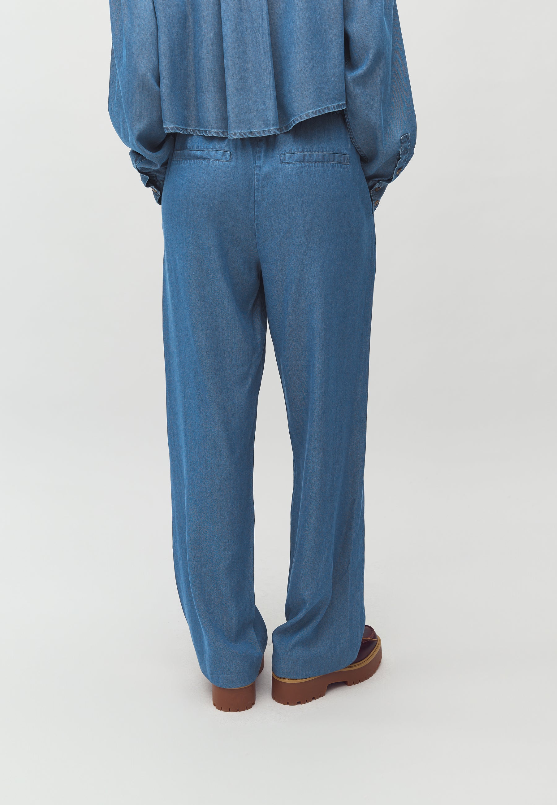 Phillipa-M_Mid Vintage Wash_Model_