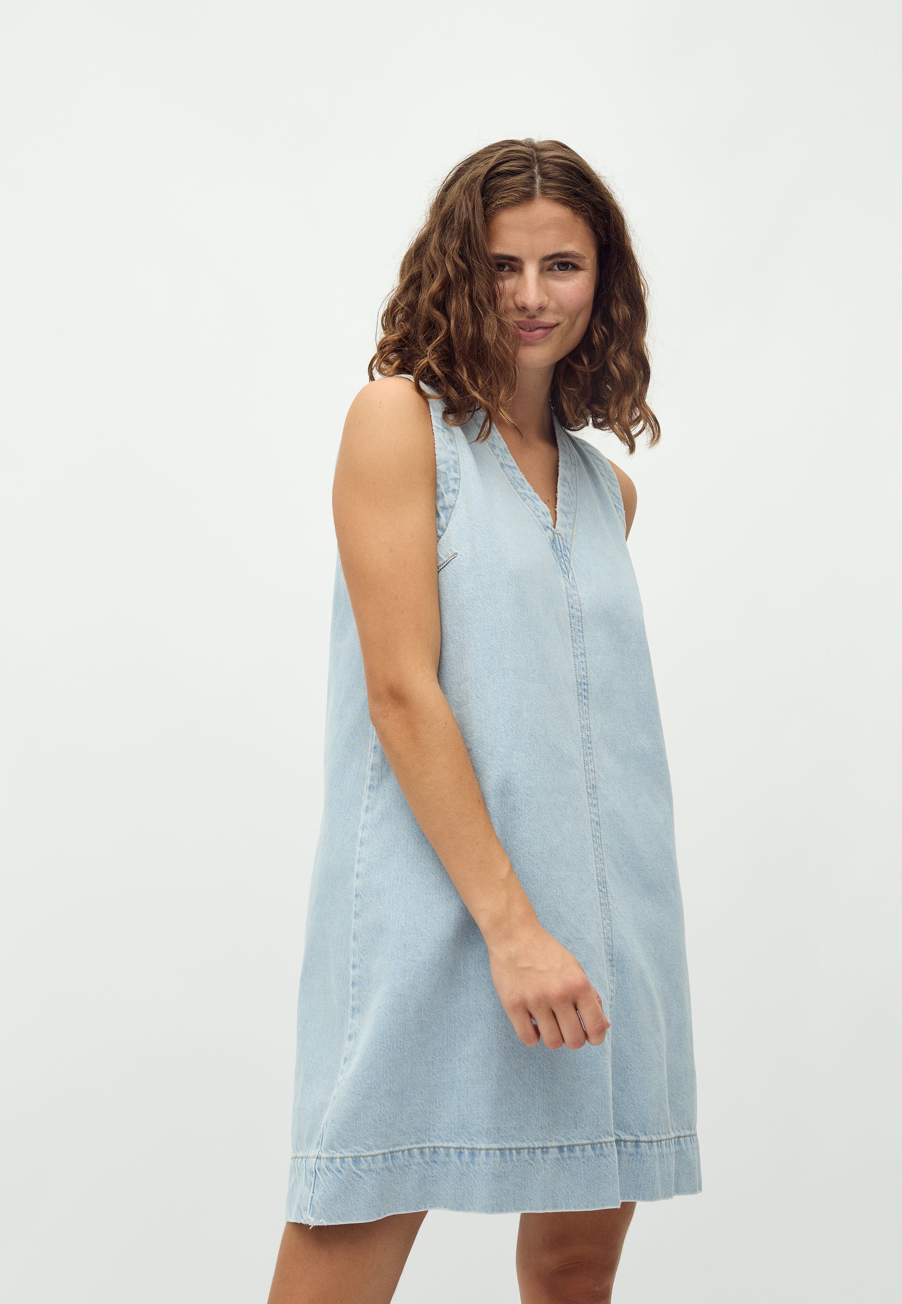 Stasja-M_Lighter Blue Wash_Model_2