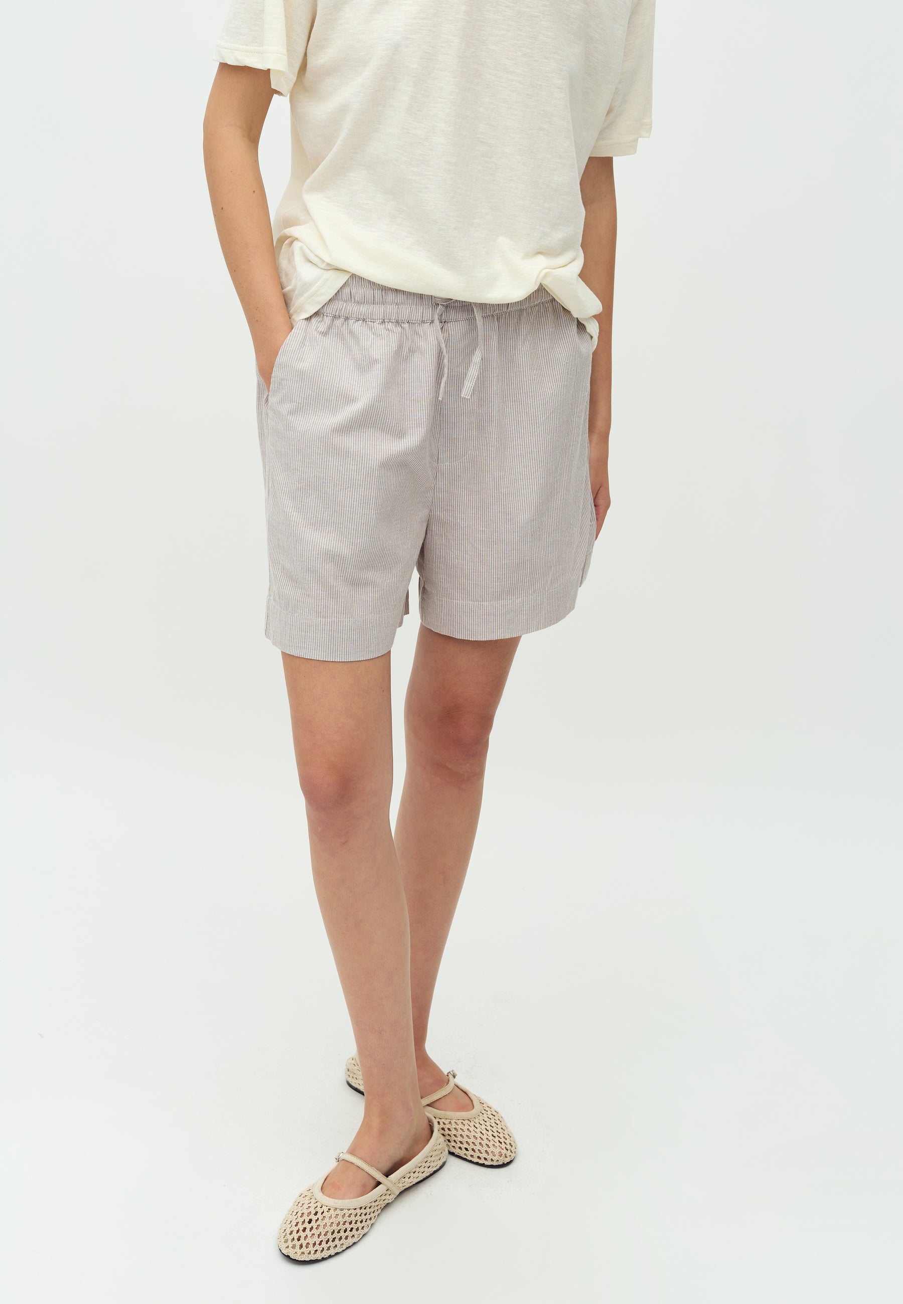 Meris-M_Cinder White Stripe_Model_3
