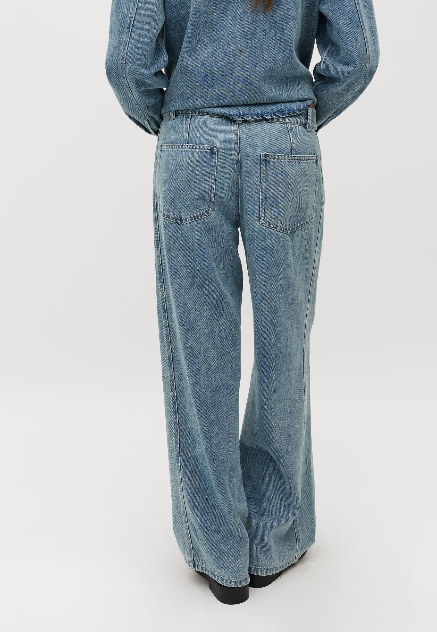 Katyn-M_Blue Soft Wash_Model_2