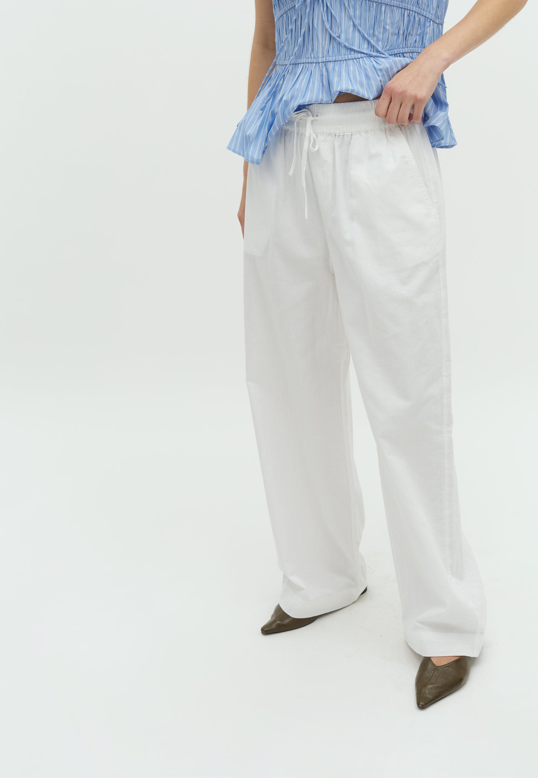 Grasielle-M_White_Model_1