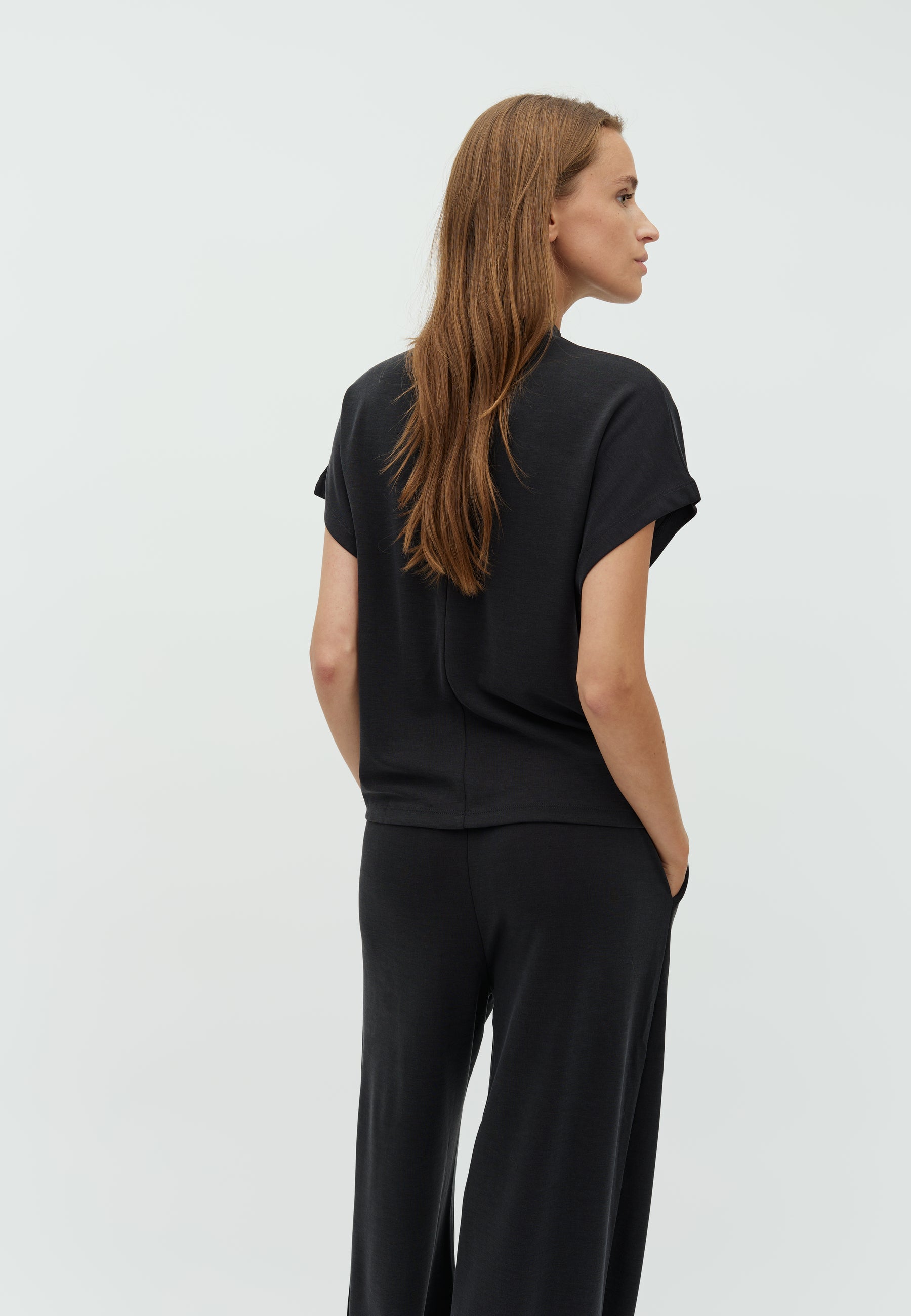Linea Short-M_Black_Model_2