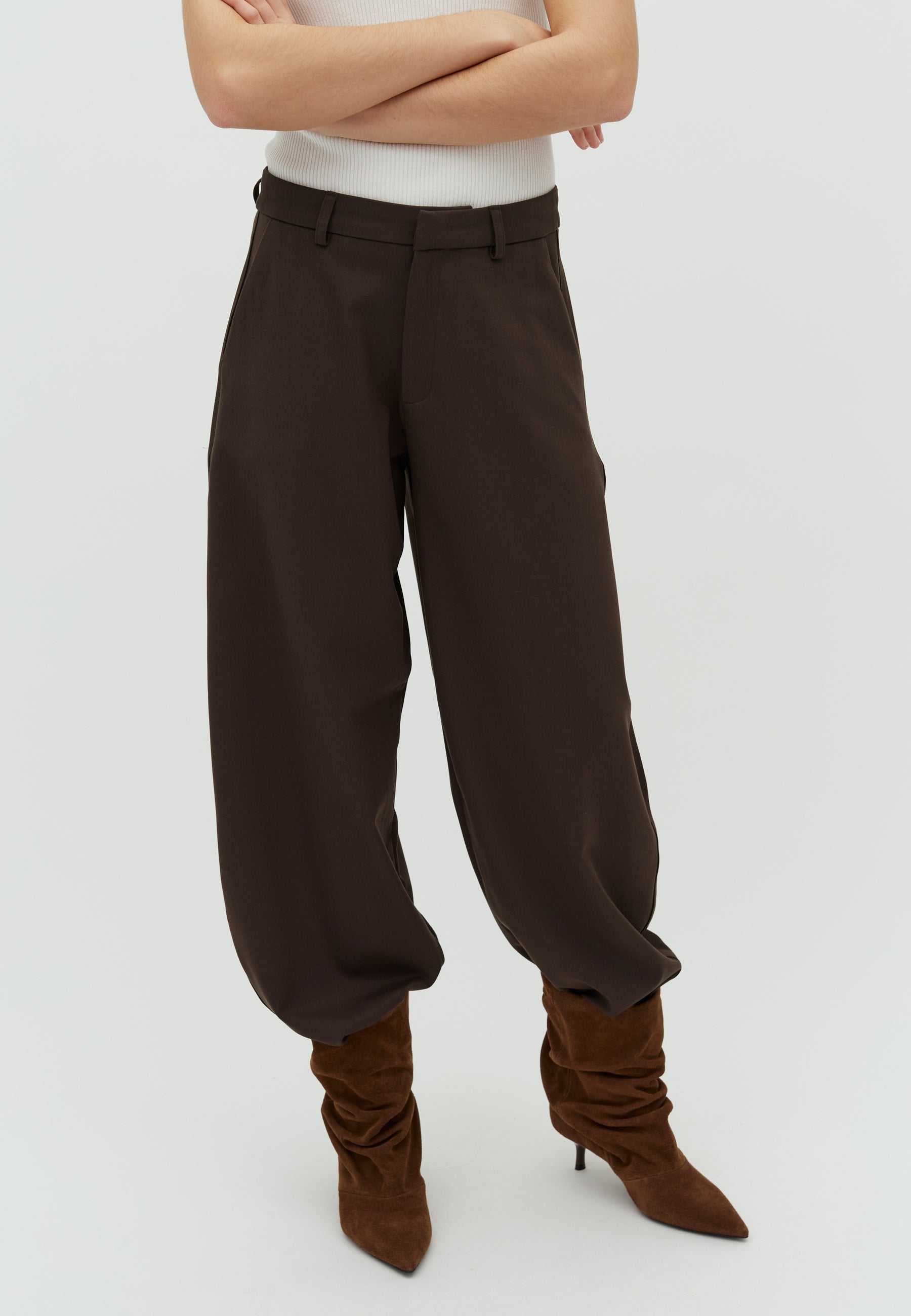 Silira-M_Coffee Brown_Model_1