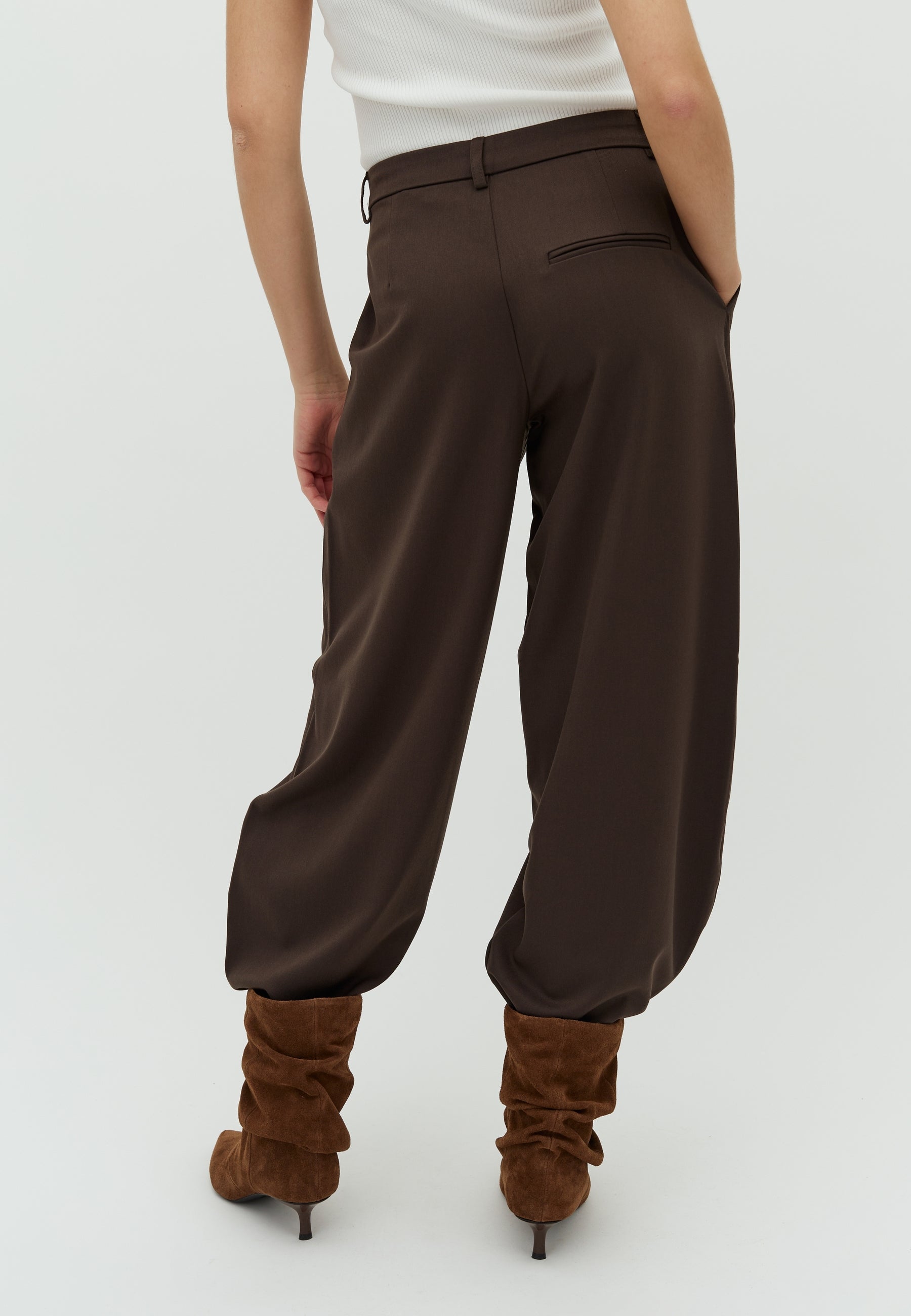 Silira-M_Coffee Brown_Model_2