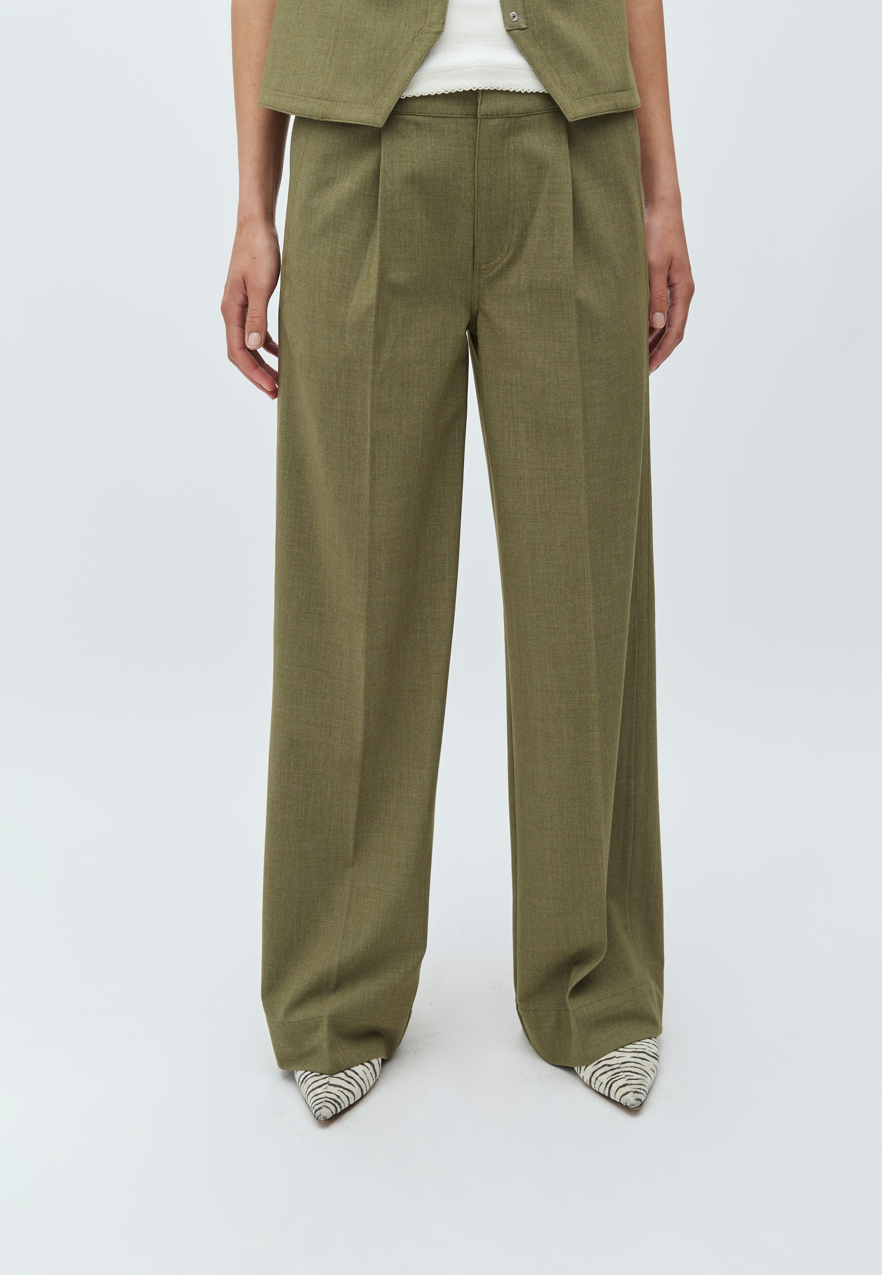 Farin-M_Dusty Olive Melange_Model_0