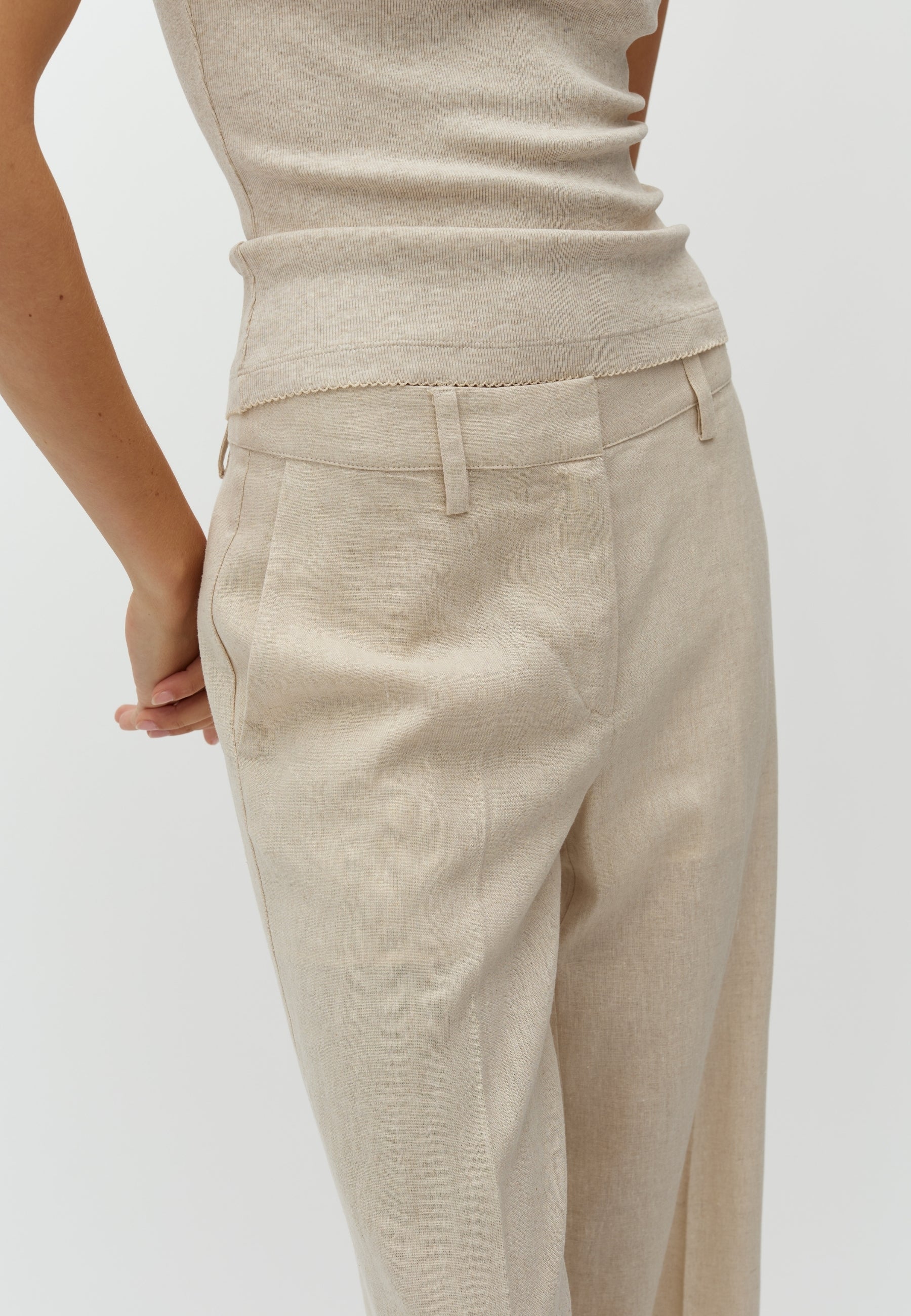 Ottavie-M_Natural Linen_Model_3