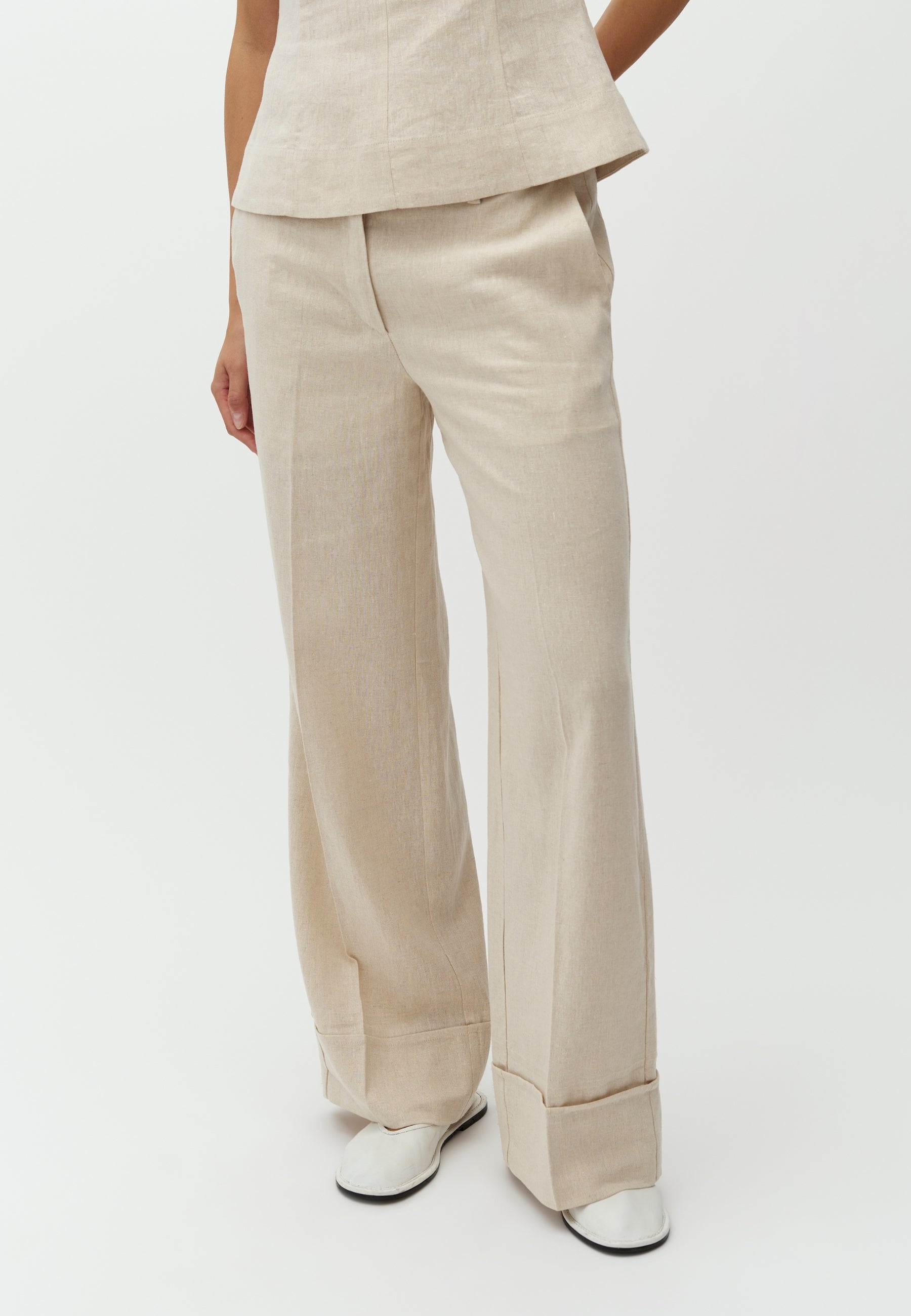 Ottavie-M_Natural Linen_Model_4