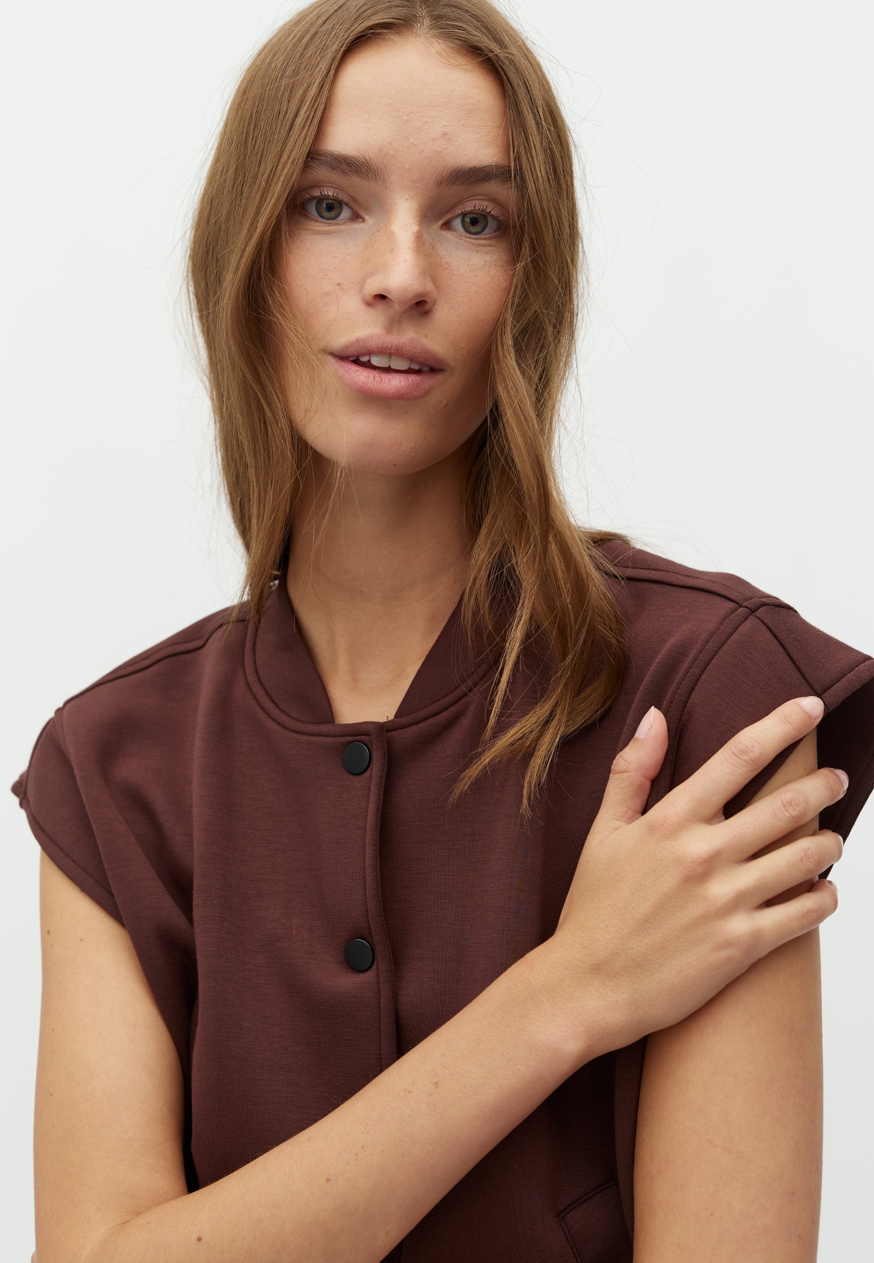 Marisel-M_Warm Brown_Model_1