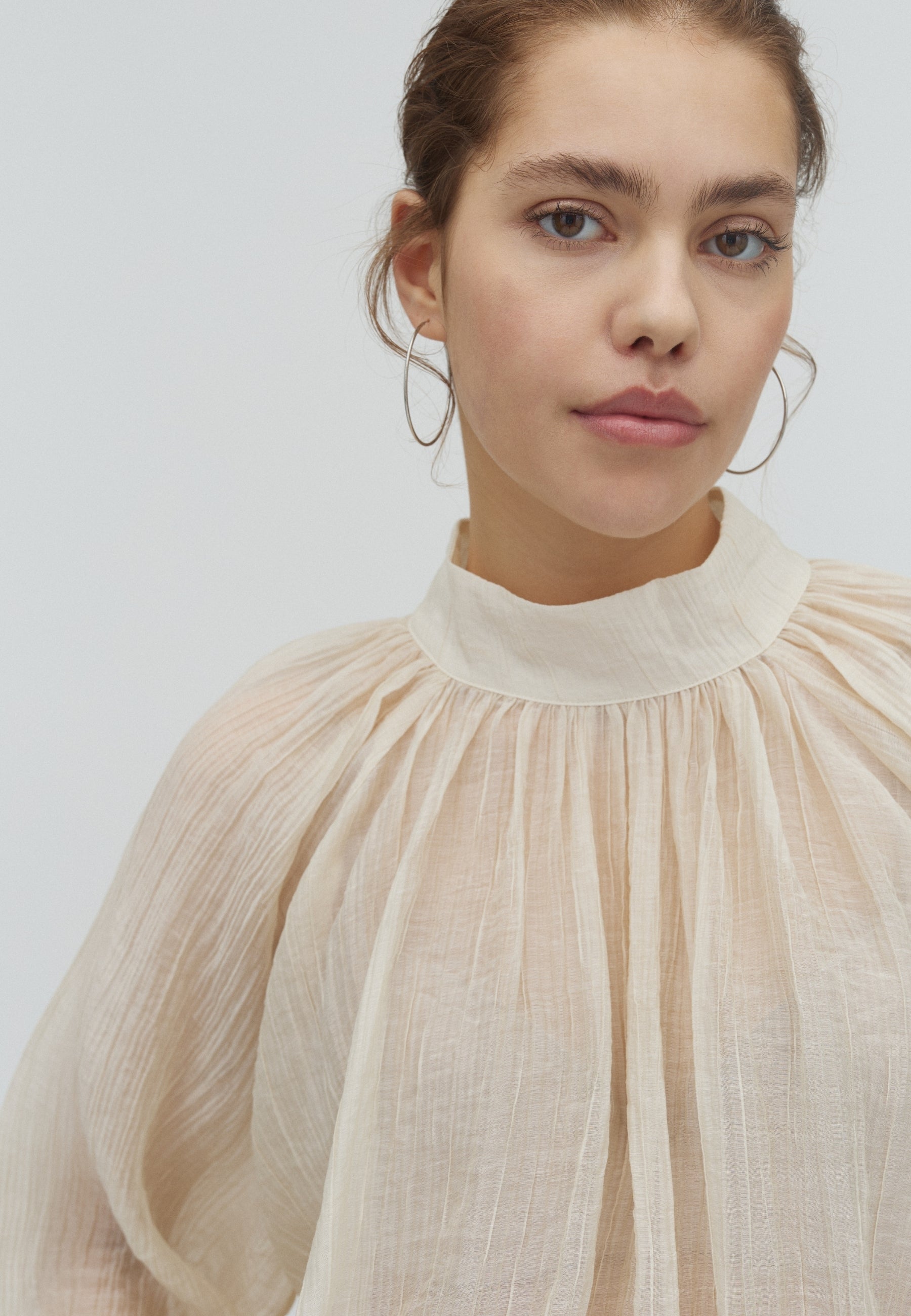 Menila-M_Pale Creme_Model_1