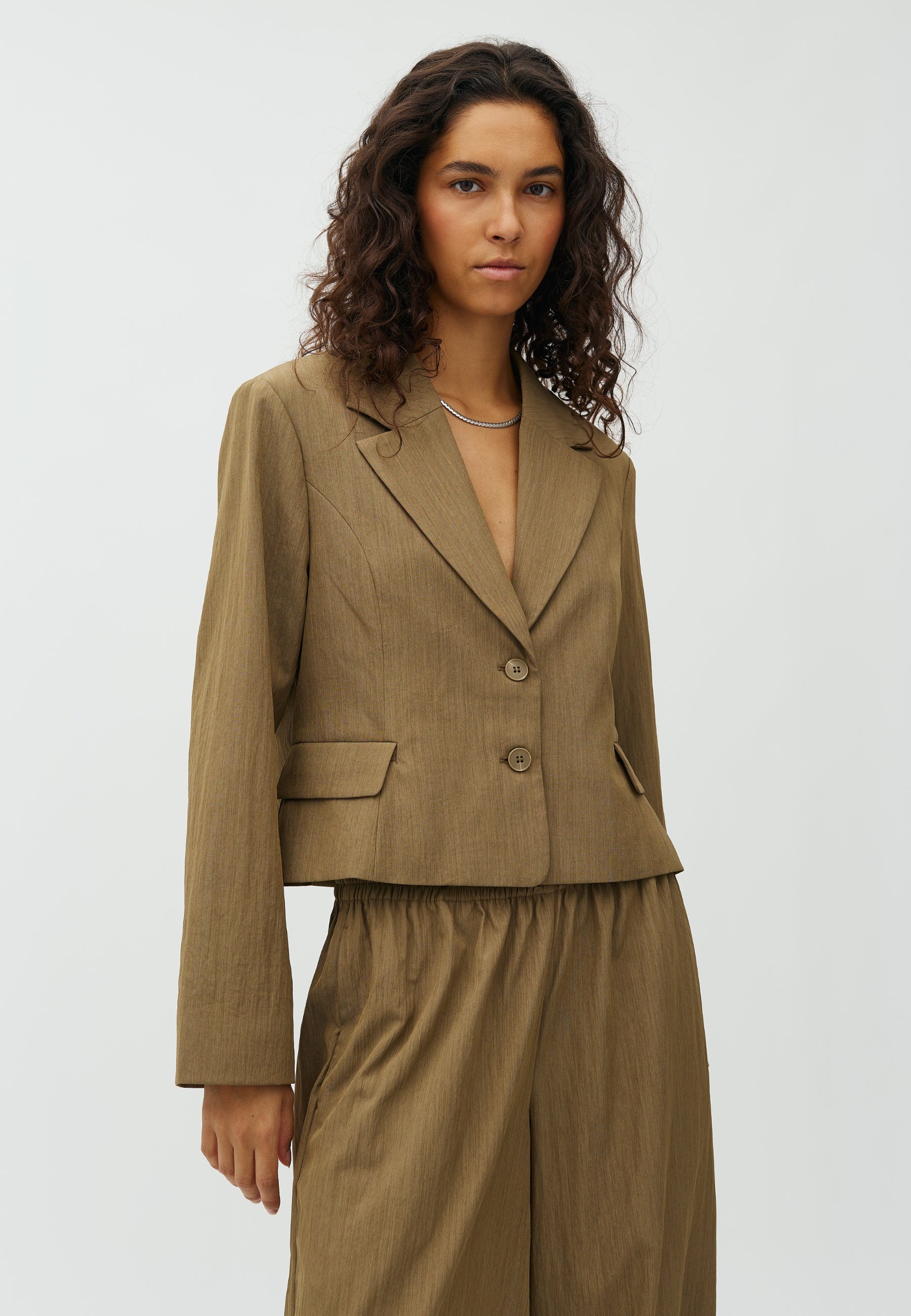 Haring-M_Light Olive Melange_Model_0