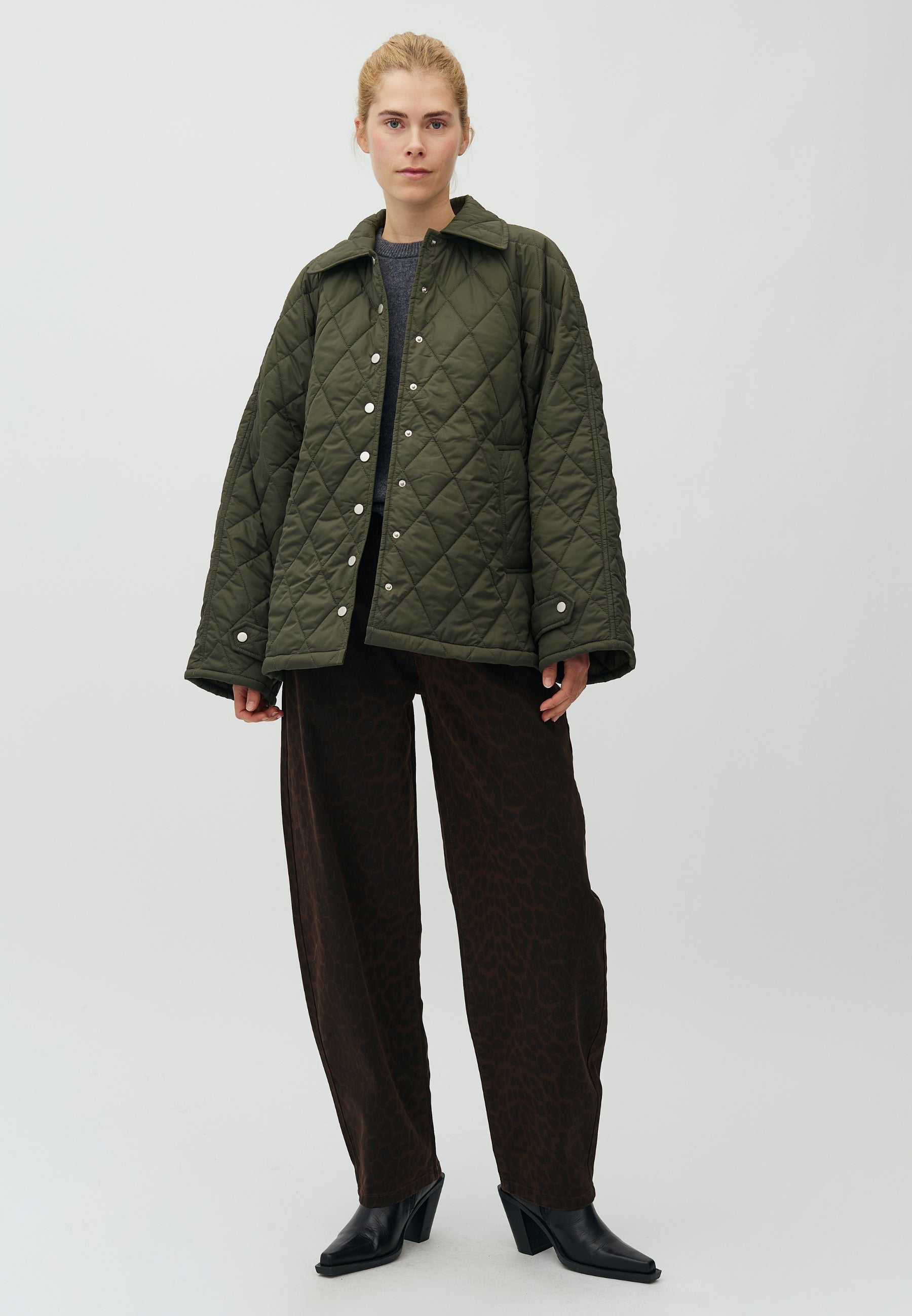Elcina-M_Warm Olive_Model_0