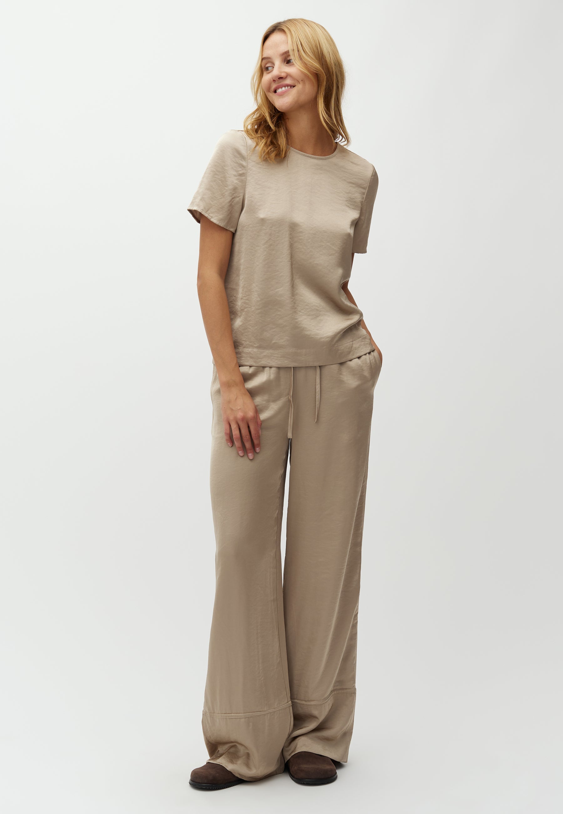 Nivara-M_Sand Grey_Model_3