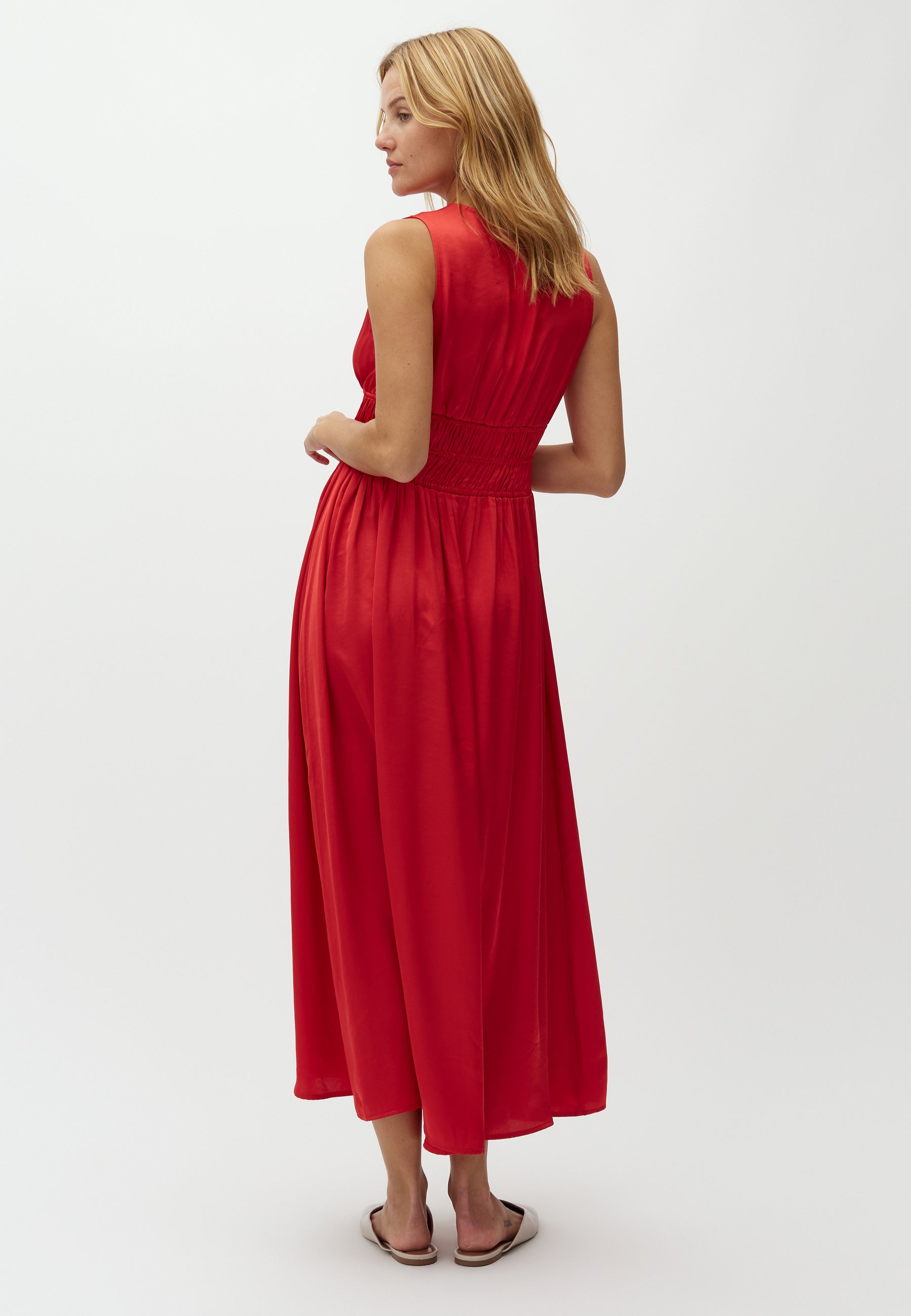 Marja-M_Rococco Red_Model_1