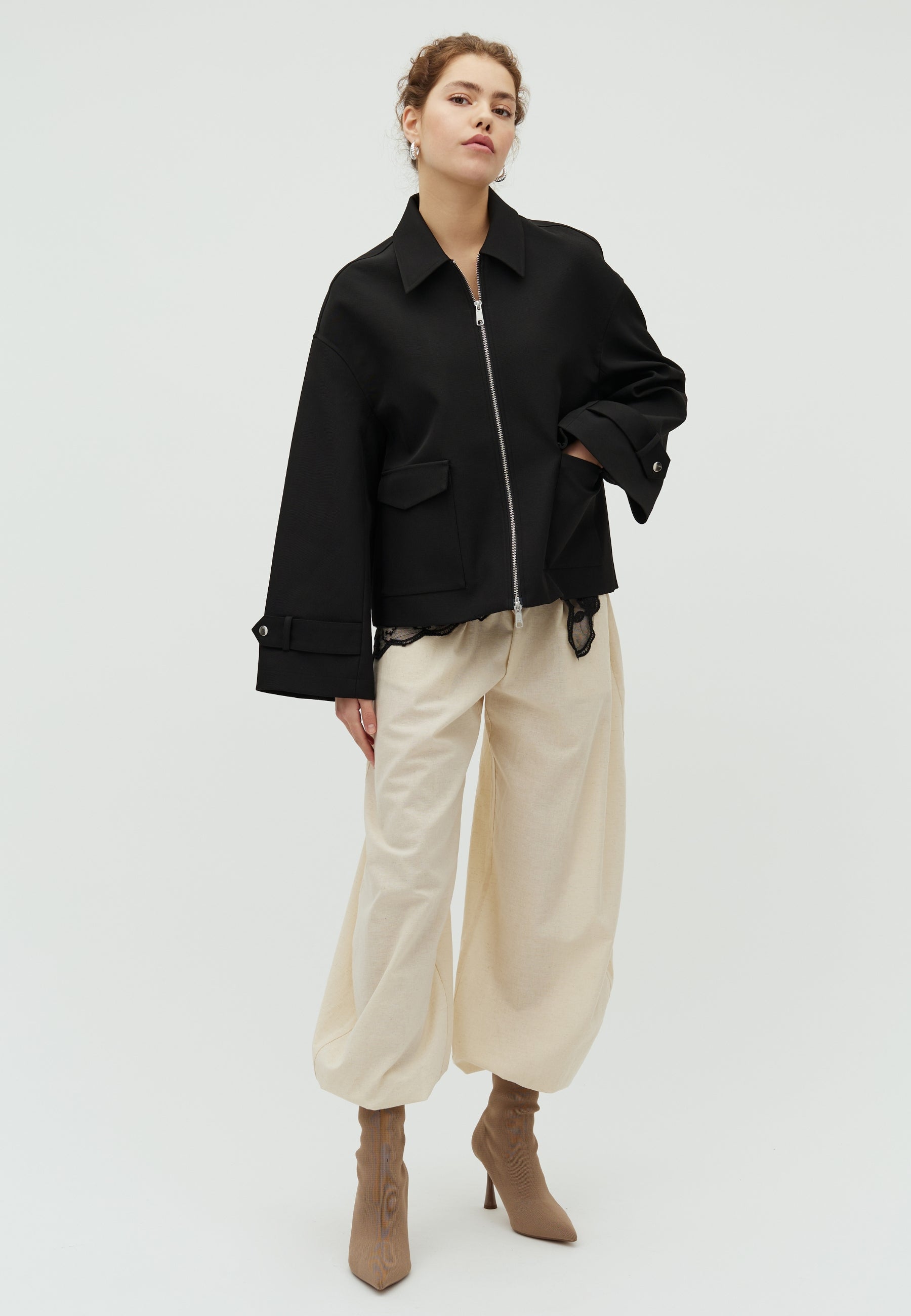 Eawyn-M_Natural Linen_Model_1