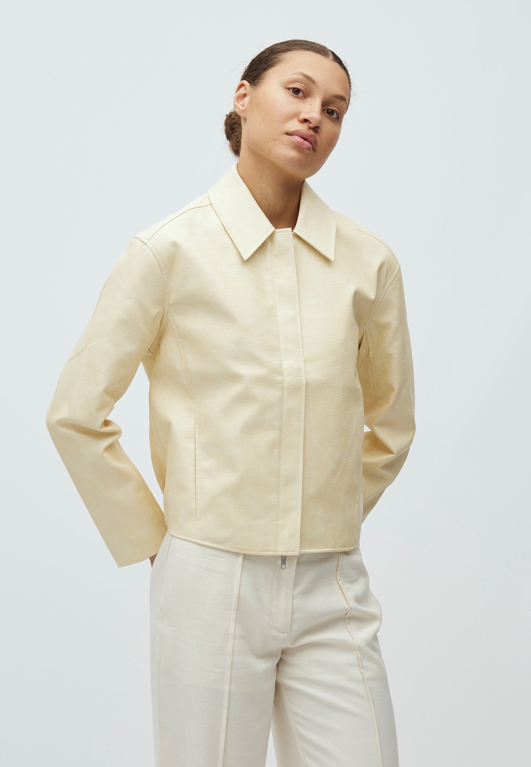 Vevine-M_Summer Yellow_Model_0