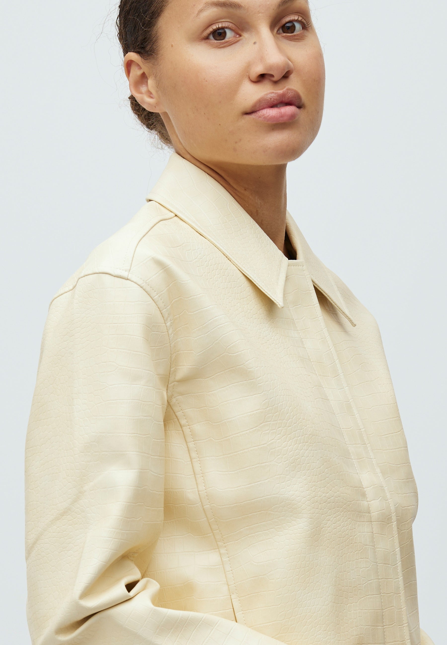 Vevine-M_Summer Yellow_Model_1