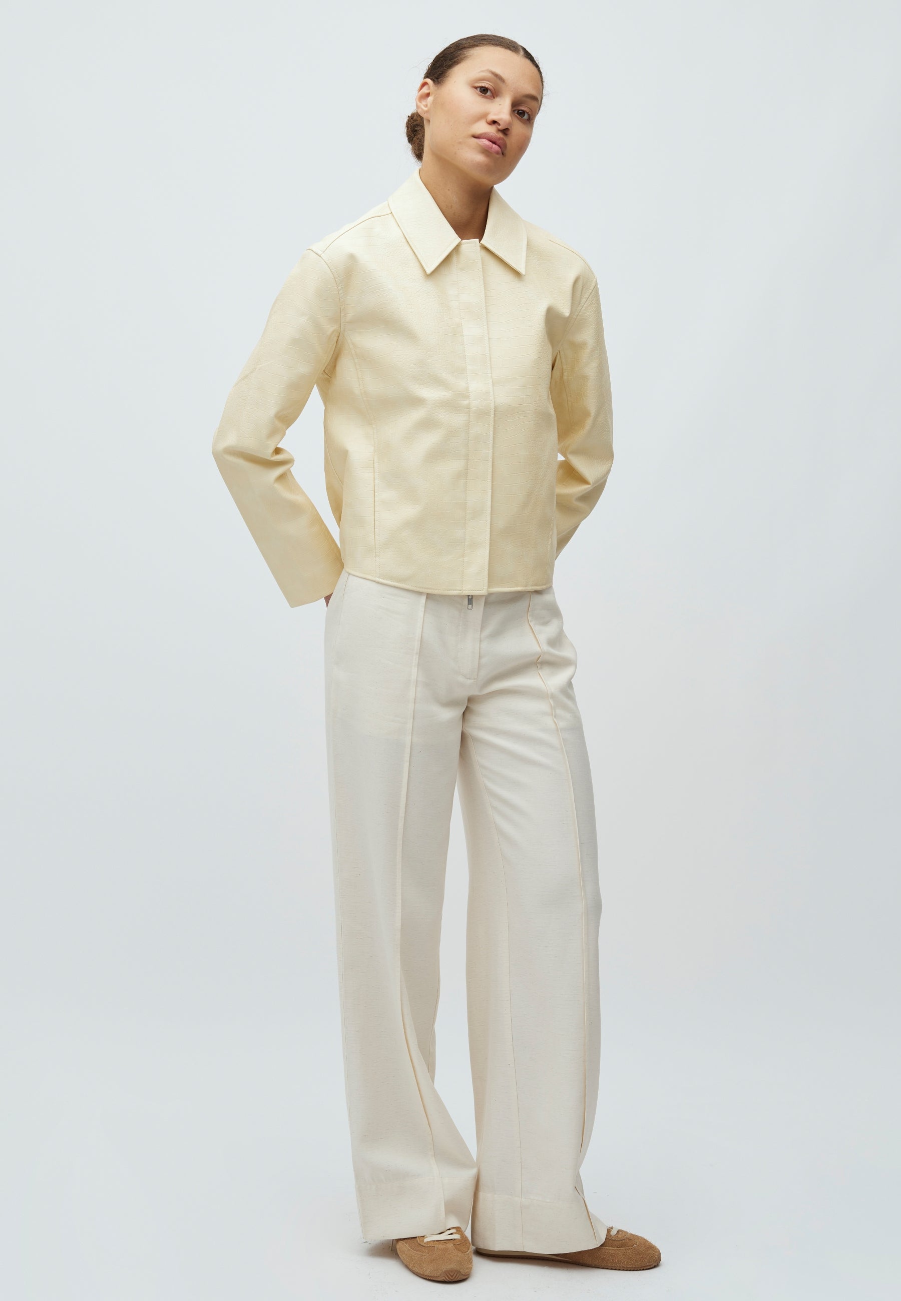 Vevine-M_Summer Yellow_Model_3
