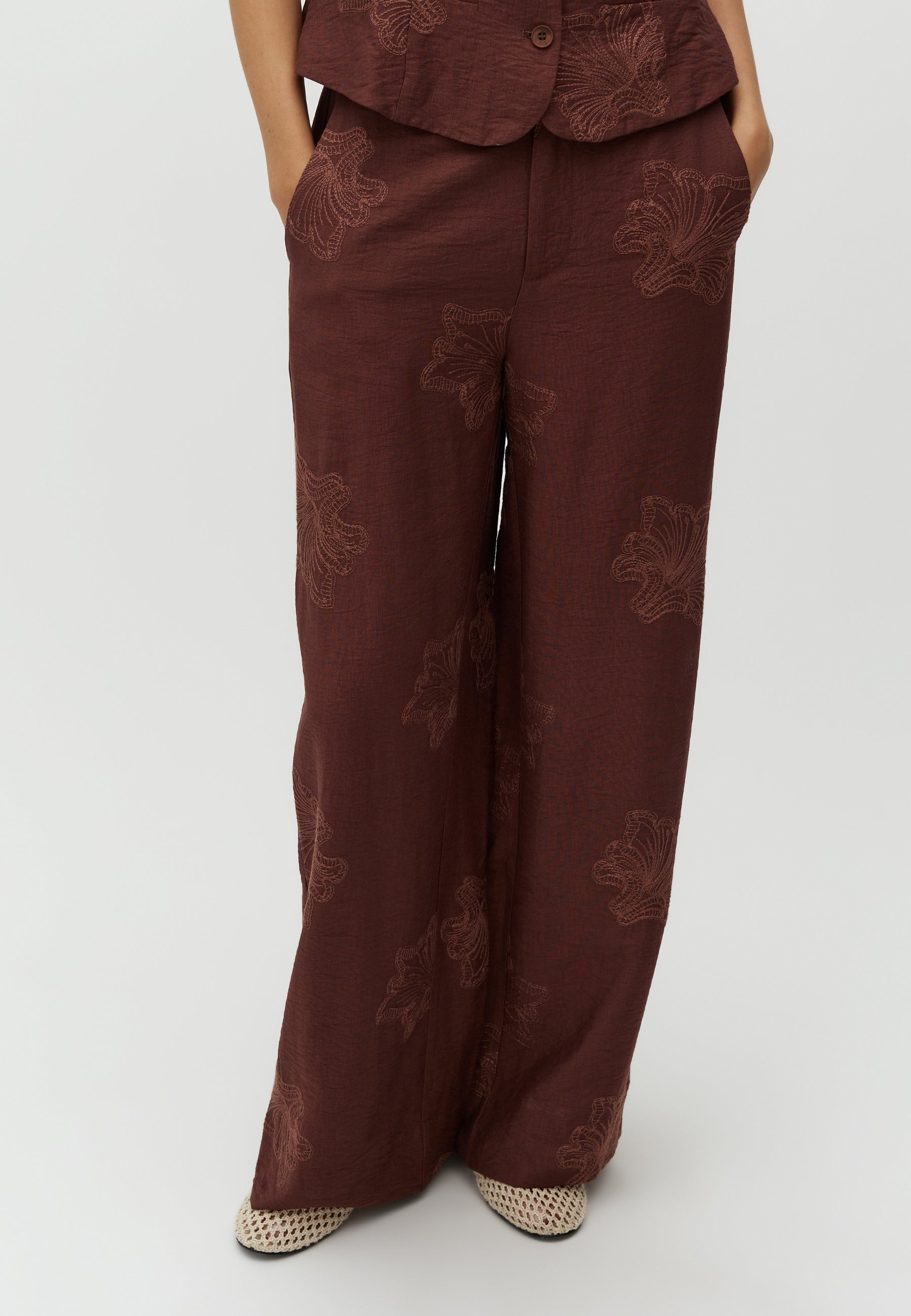 Ishara-M_Warm Brown_Model_2
